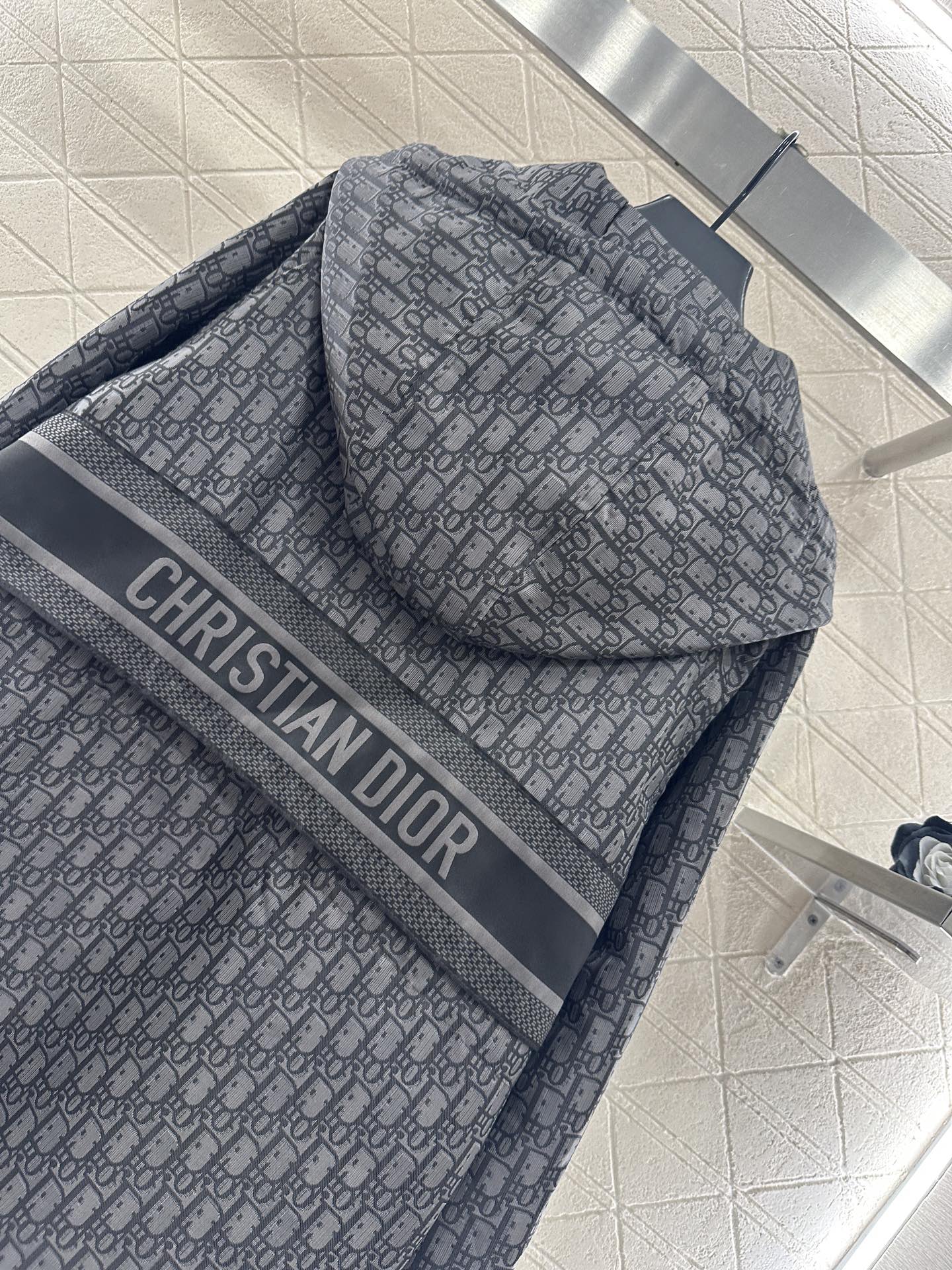 ♥Dio*♥2025新品上架连帽提花抽绳收腰棉服外套定制YB进口提花材质，羽绒棉填充内里，整件轻盈保暖，