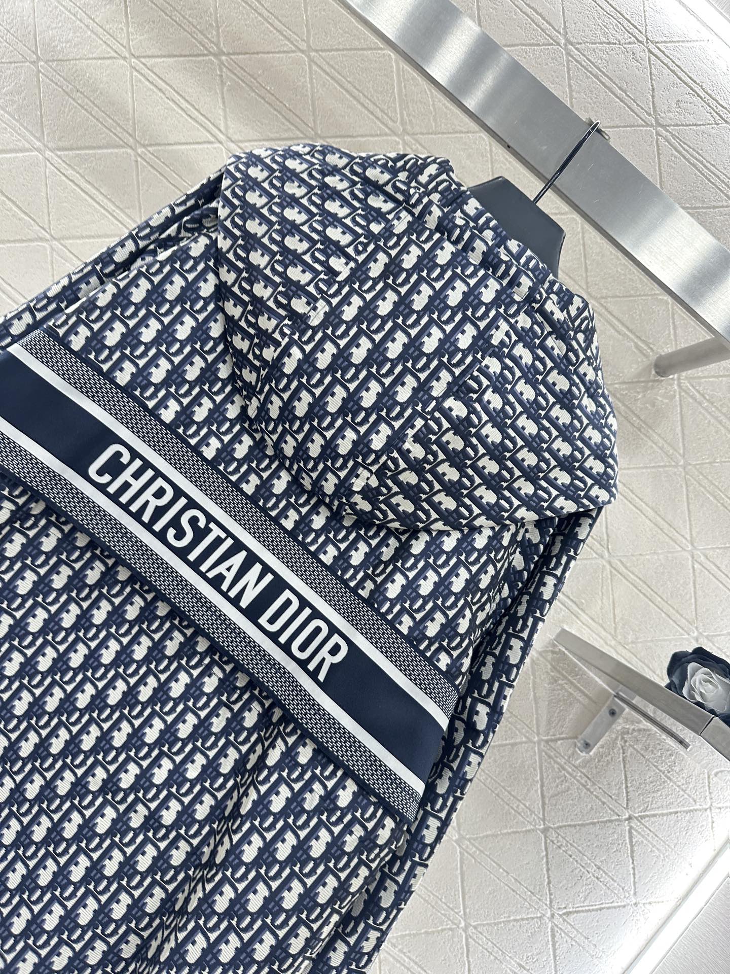 ♥Dio*♥2025新品上架连帽提花抽绳收腰棉服外套定制YB进口提花材质，羽绒棉填充内里，整件轻盈保暖，