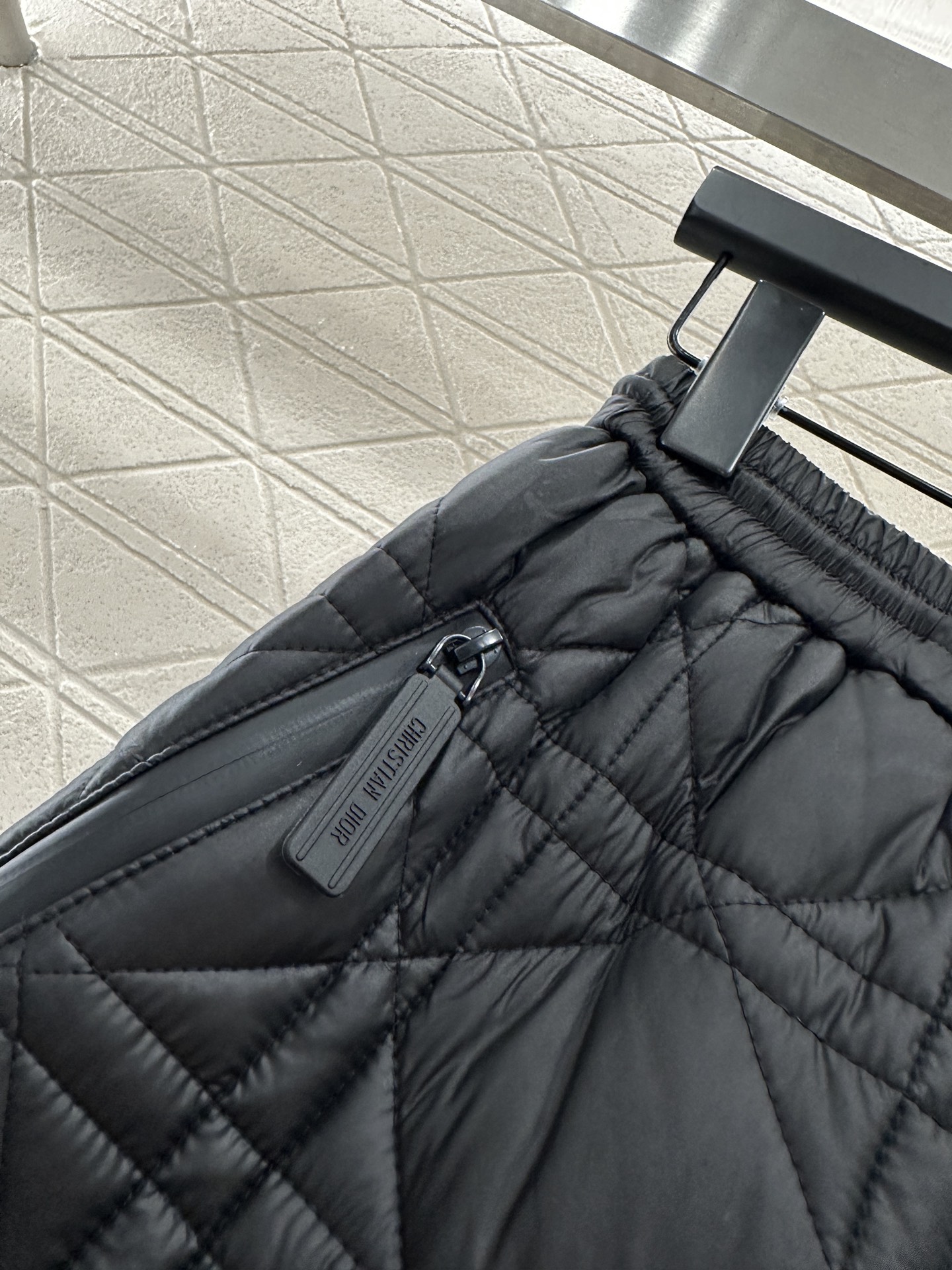 ♥Dio♥2025新品上架 两面穿马甲长裤棉服套装马甲两面穿设计,一侧饰以立体垂顺皮草毛绒材质,质感柔软