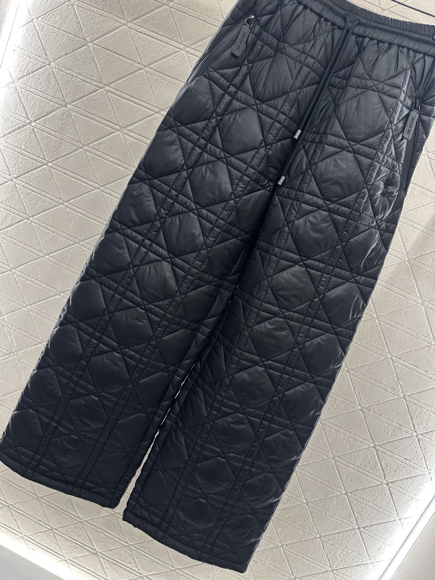 ♥Dio♥2025新品上架 两面穿马甲长裤棉服套装马甲两面穿设计,一侧饰以立体垂顺皮草毛绒材质,质感柔软