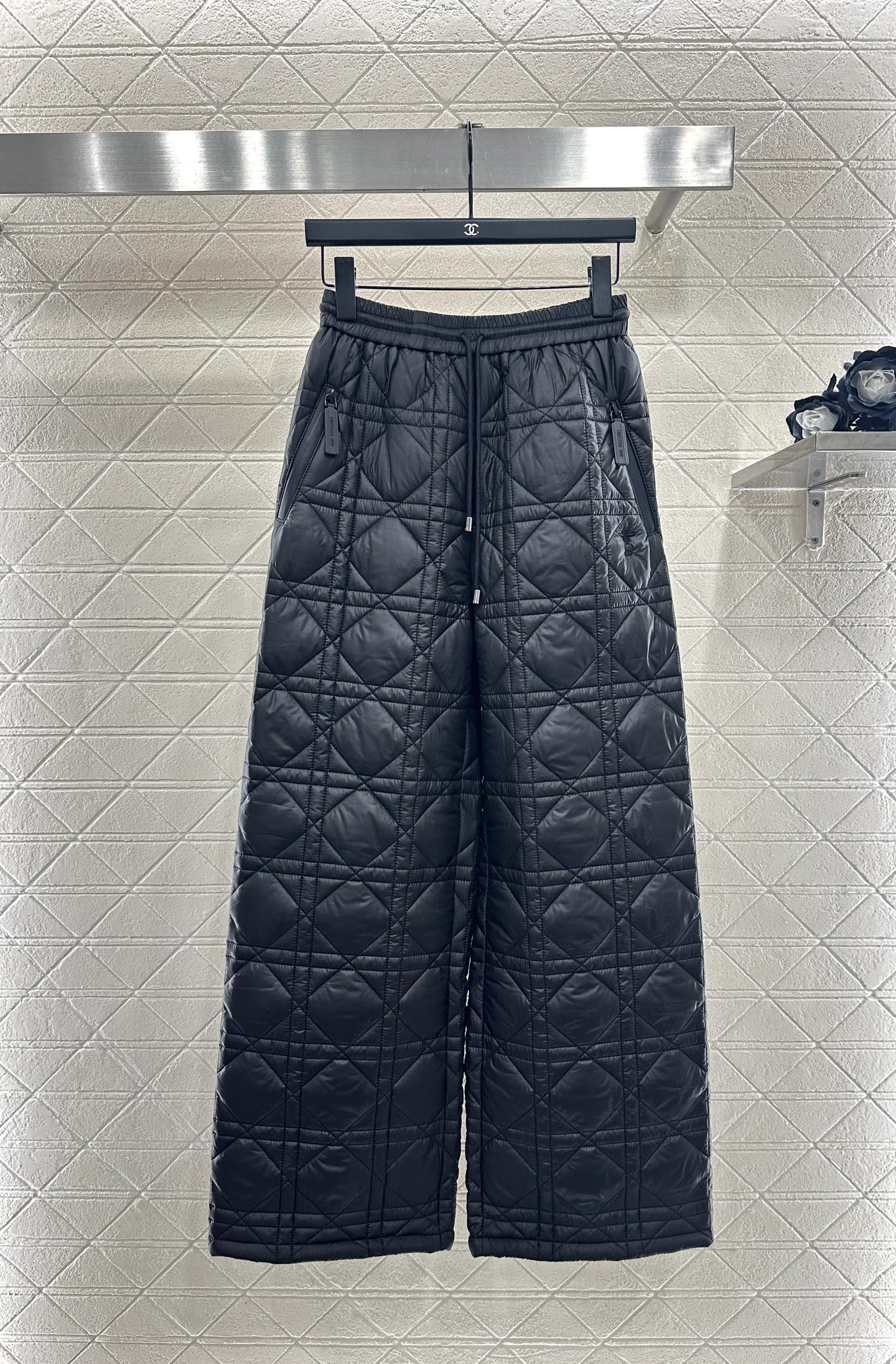 ♥Dio♥2025新品上架 两面穿马甲长裤棉服套装马甲两面穿设计，一侧饰以立体垂顺皮草毛绒材质，质感柔软