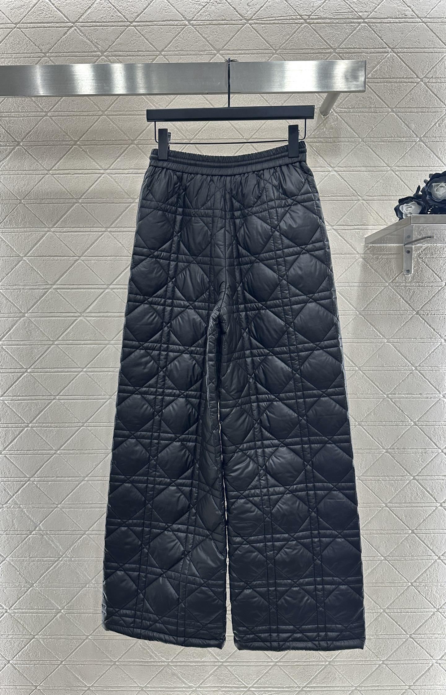 ♥Dio♥2025新品上架 两面穿马甲长裤棉服套装马甲两面穿设计,一侧饰以立体垂顺皮草毛绒材质,质感柔软