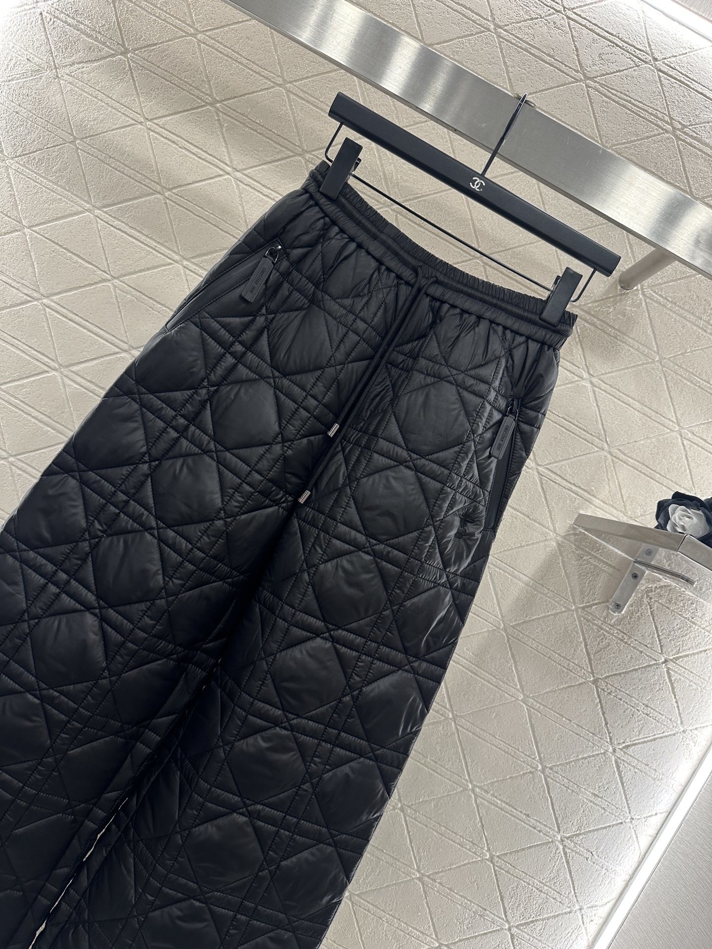 ♥Dio♥2025新品上架 两面穿马甲长裤棉服套装马甲两面穿设计,一侧饰以立体垂顺皮草毛绒材质,质感柔软