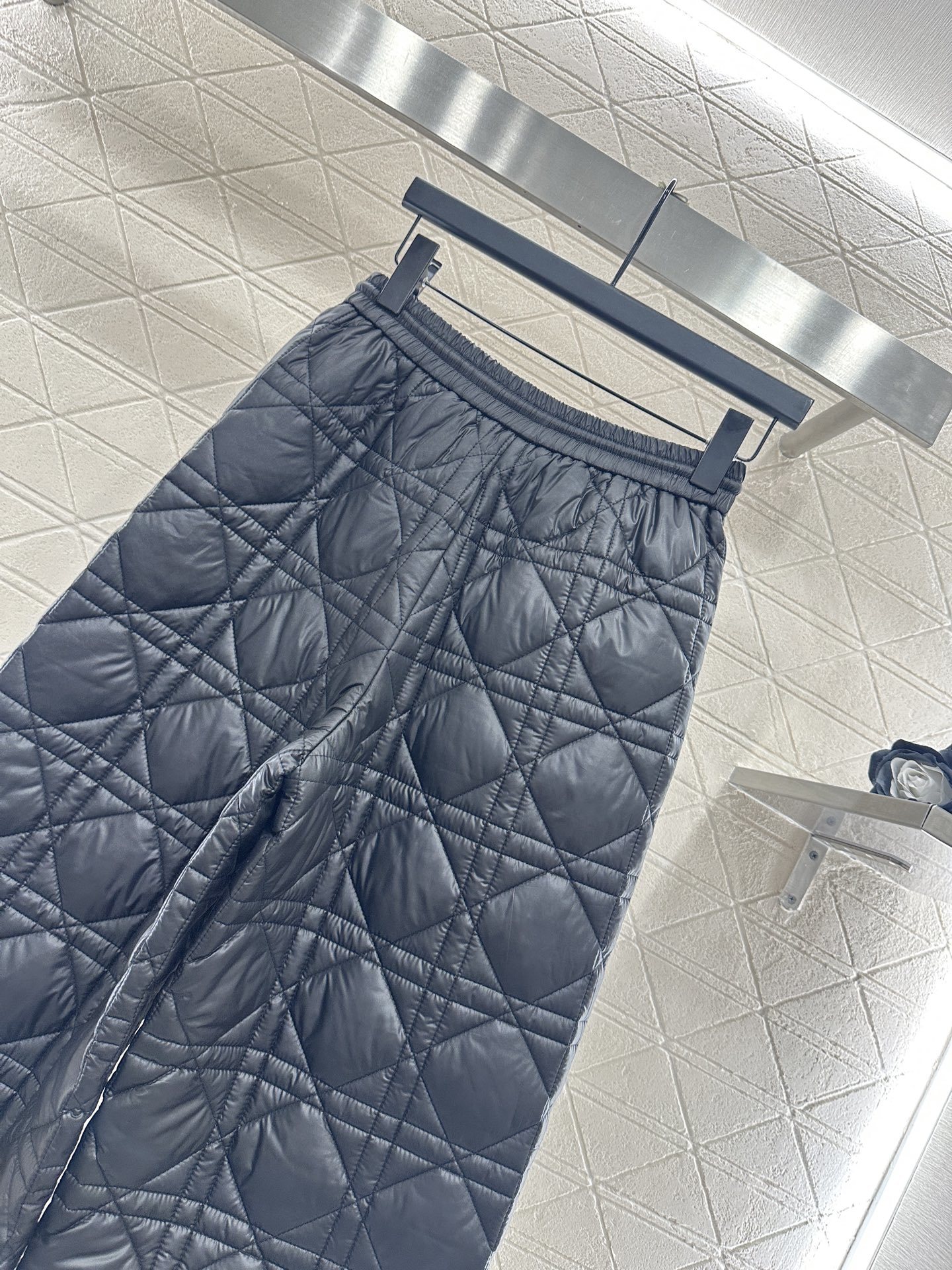 ♥Dio♥2025新品上架 两面穿马甲长裤棉服套装马甲两面穿设计,一侧饰以立体垂顺皮草毛绒材质,质感柔软