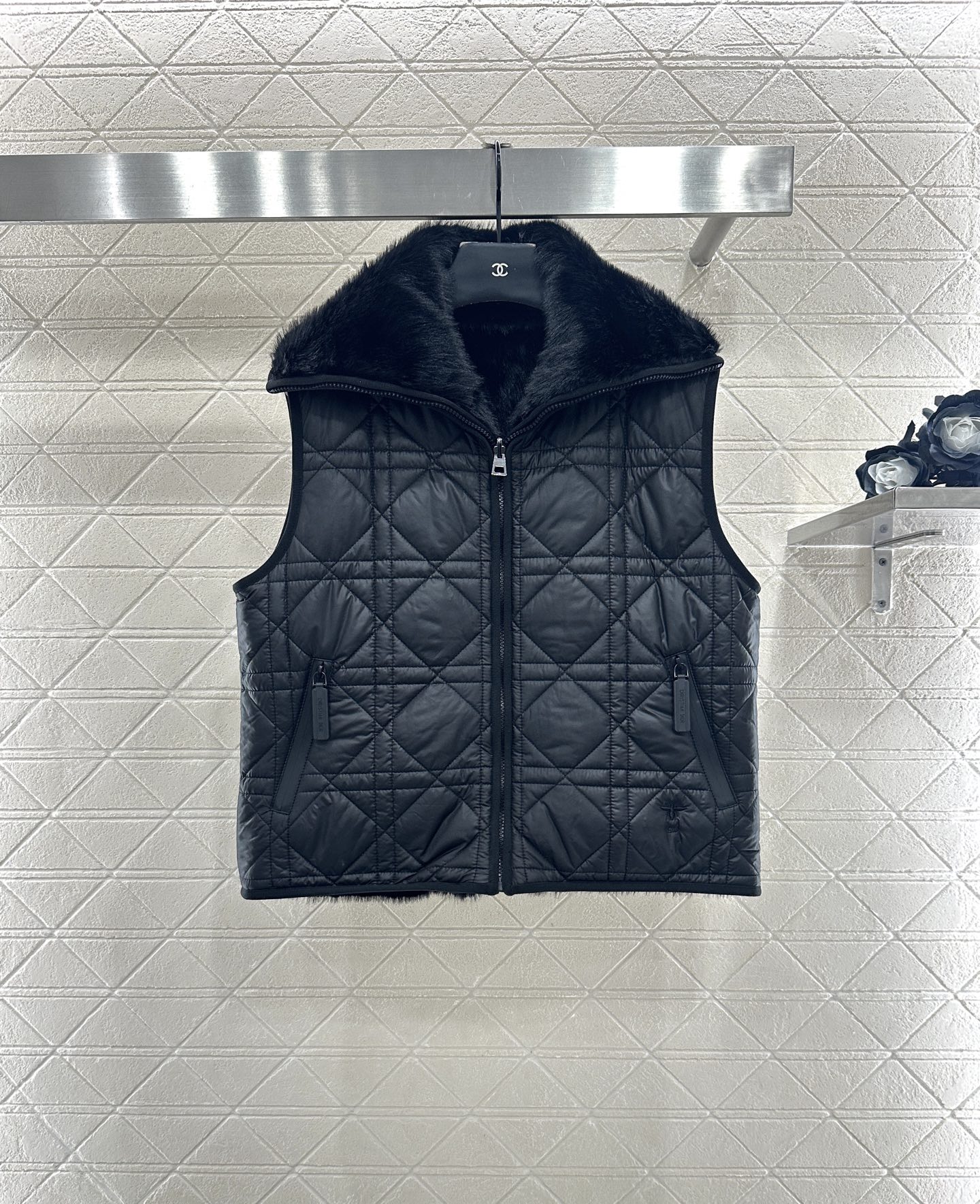 ♥Dio♥2025新品上架 两面穿马甲长裤棉服套装马甲两面穿设计，一侧饰以立体垂顺皮草毛绒材质，质感柔软