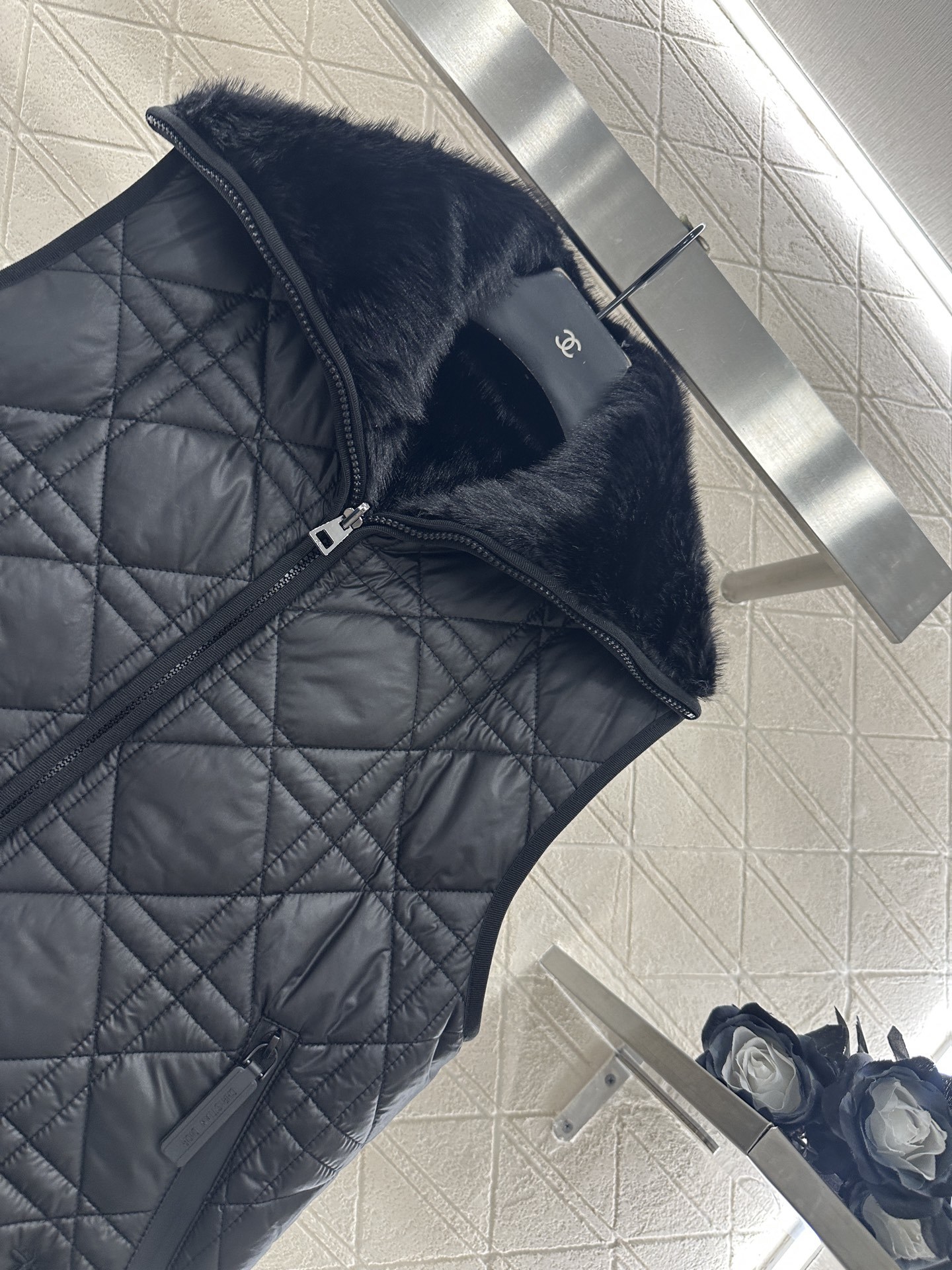 ♥Dio♥2025新品上架 两面穿马甲长裤棉服套装马甲两面穿设计,一侧饰以立体垂顺皮草毛绒材质,质感柔软