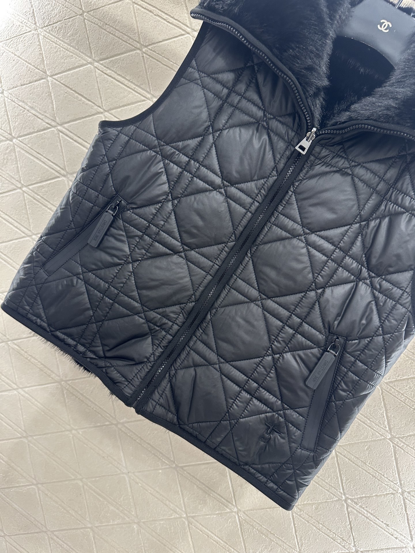 ♥Dio♥2025新品上架 两面穿马甲长裤棉服套装马甲两面穿设计,一侧饰以立体垂顺皮草毛绒材质,质感柔软