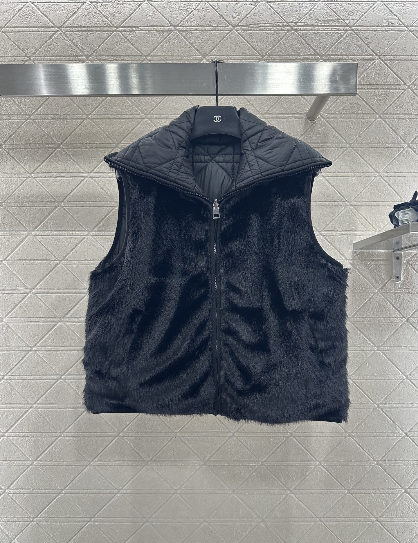 ♥Dio♥2025新品上架 两面穿马甲长裤棉服套装马甲两面穿设计,一侧饰以立体垂顺皮草毛绒材质,质感柔软