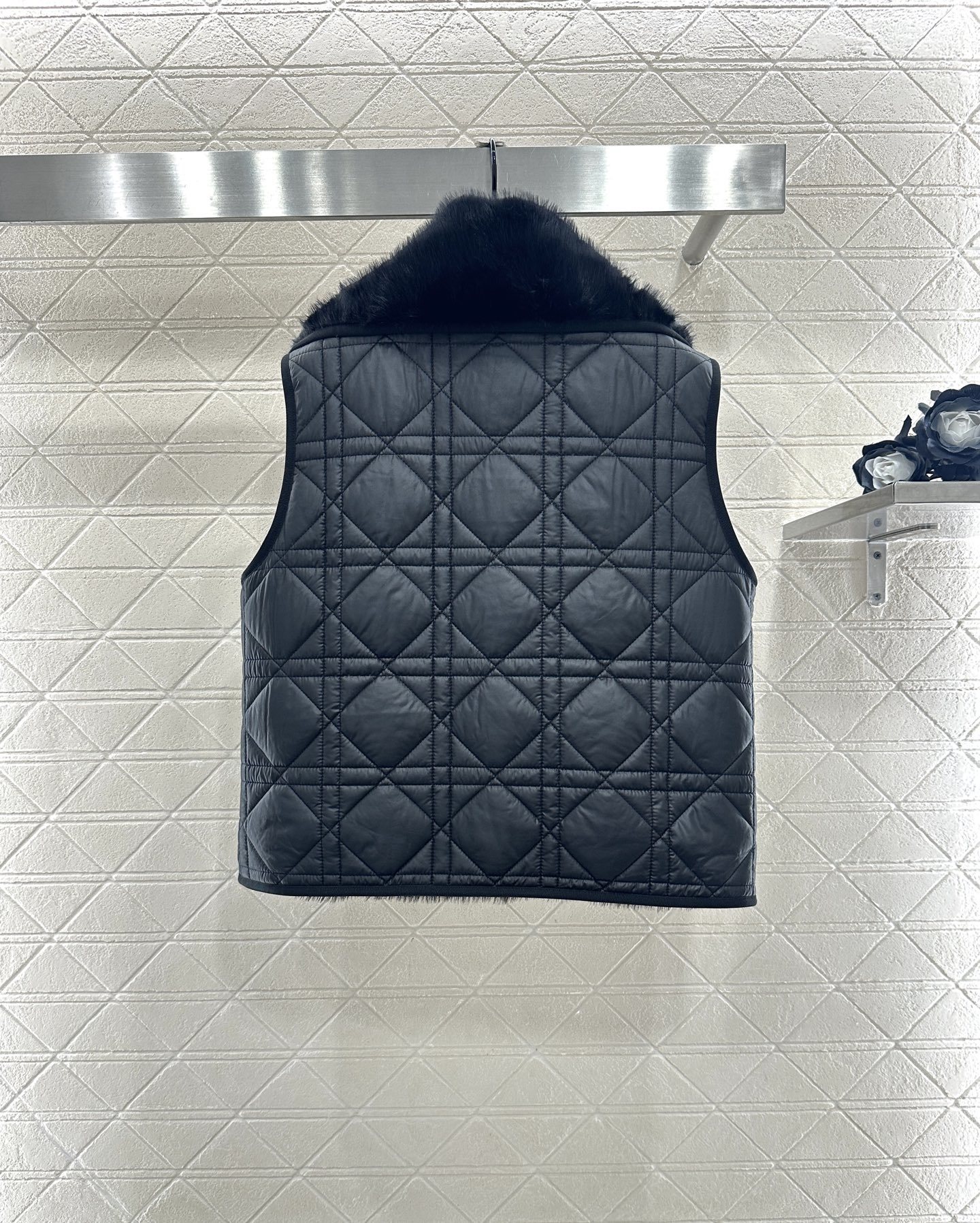 ♥Dio♥2025新品上架 两面穿马甲长裤棉服套装马甲两面穿设计,一侧饰以立体垂顺皮草毛绒材质,质感柔软