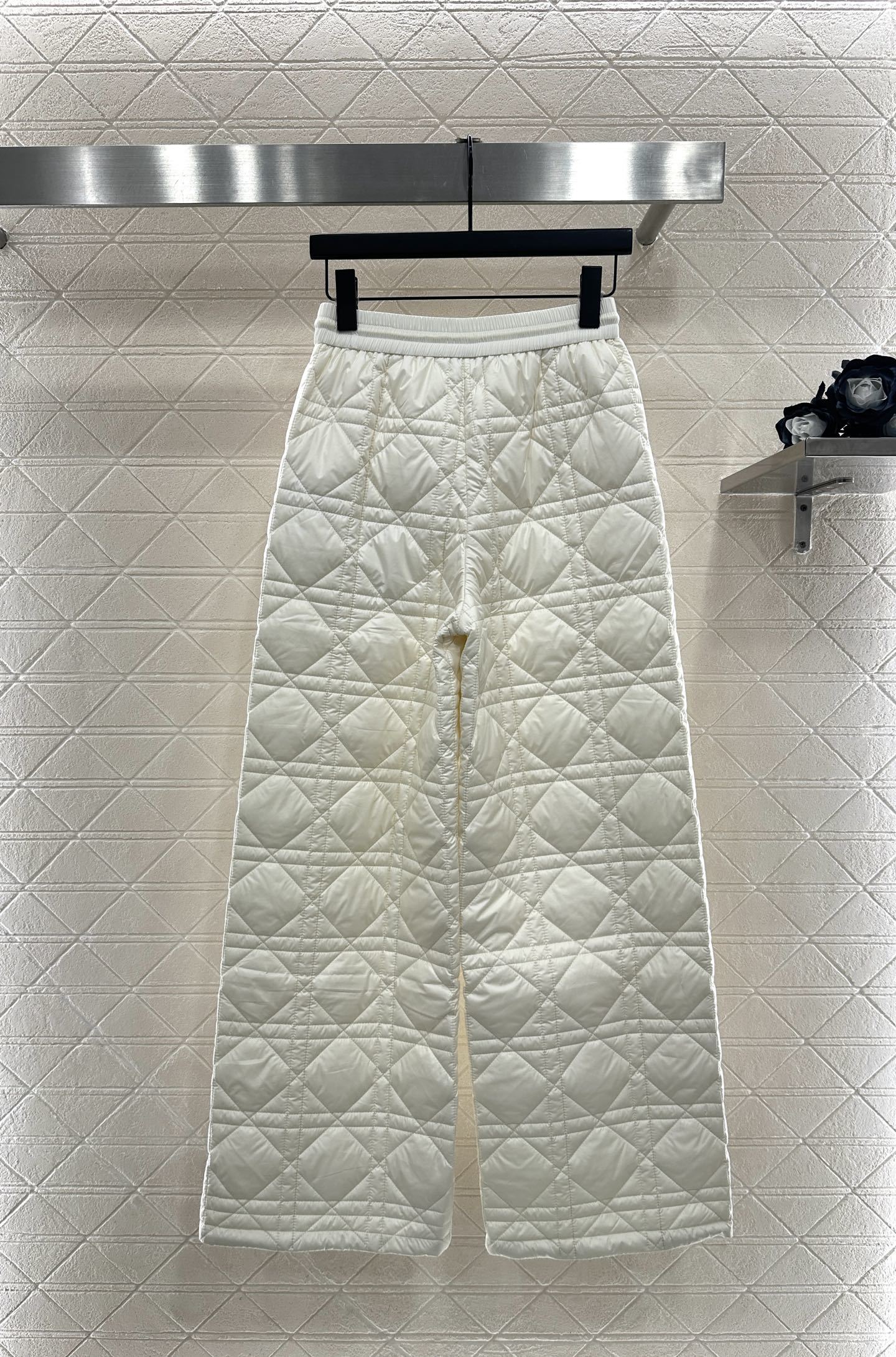 ♥Dio♥2025新品上架 两面穿马甲长裤棉服套装马甲两面穿设计,一侧饰以立体垂顺皮草毛绒材质,质感柔软