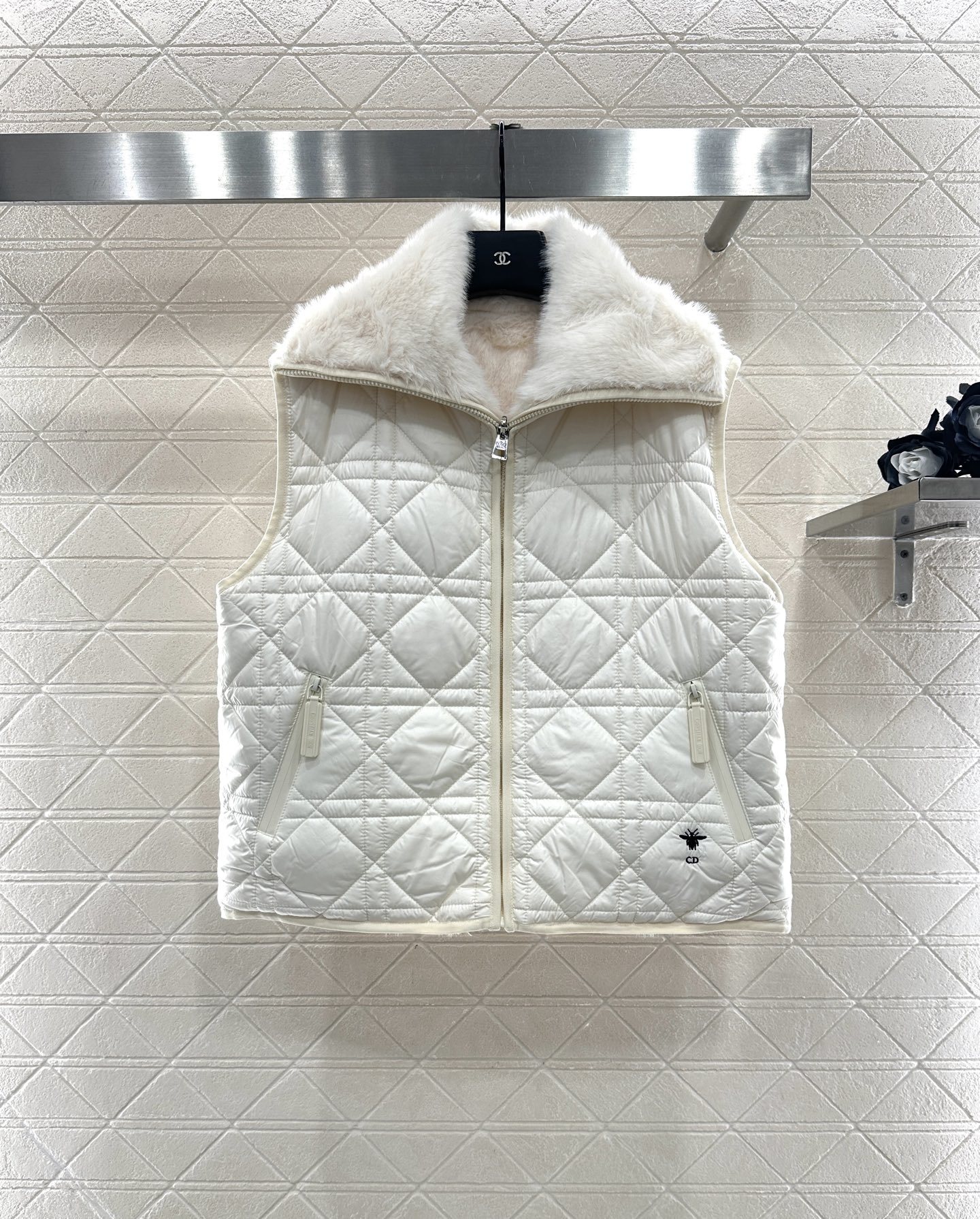 ♥Dio♥2025新品上架 两面穿马甲长裤棉服套装马甲两面穿设计，一侧饰以立体垂顺皮草毛绒材质，质感柔软