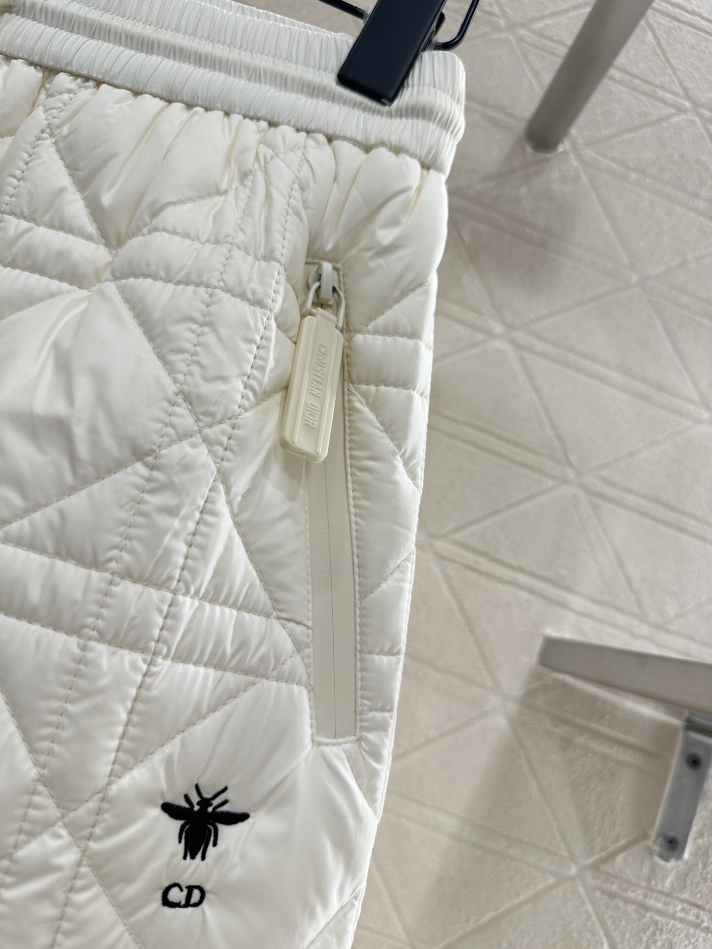 ♥Dio♥2025新品上架 两面穿马甲长裤棉服套装马甲两面穿设计,一侧饰以立体垂顺皮草毛绒材质,质感柔软