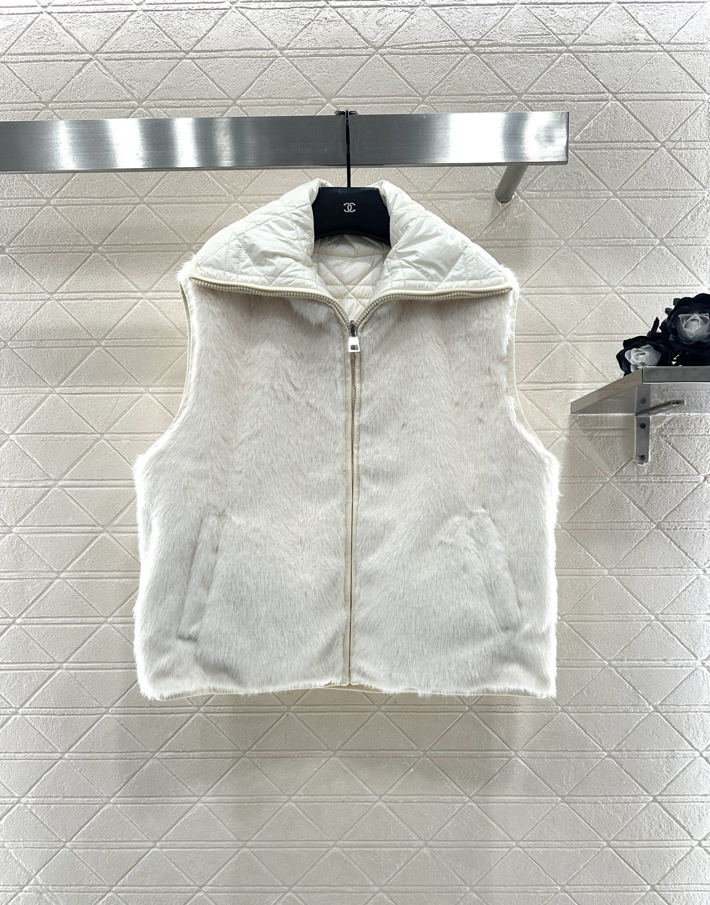 ♥Dio♥2025新品上架 两面穿马甲长裤棉服套装马甲两面穿设计,一侧饰以立体垂顺皮草毛绒材质,质感柔软