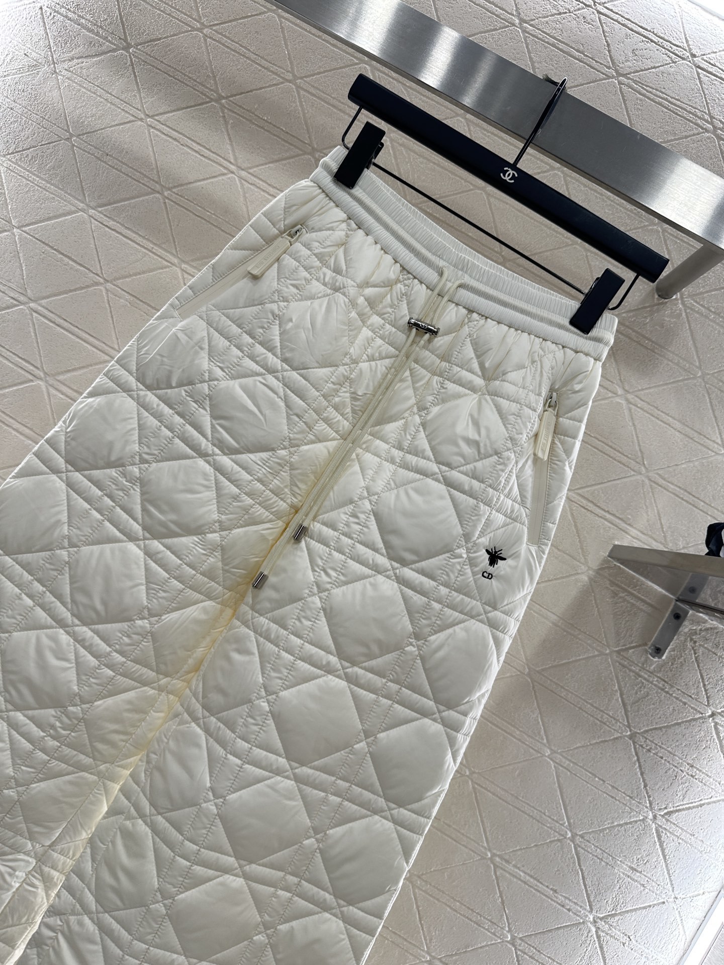 ♥Dio♥2025新品上架 两面穿马甲长裤棉服套装马甲两面穿设计,一侧饰以立体垂顺皮草毛绒材质,质感柔软