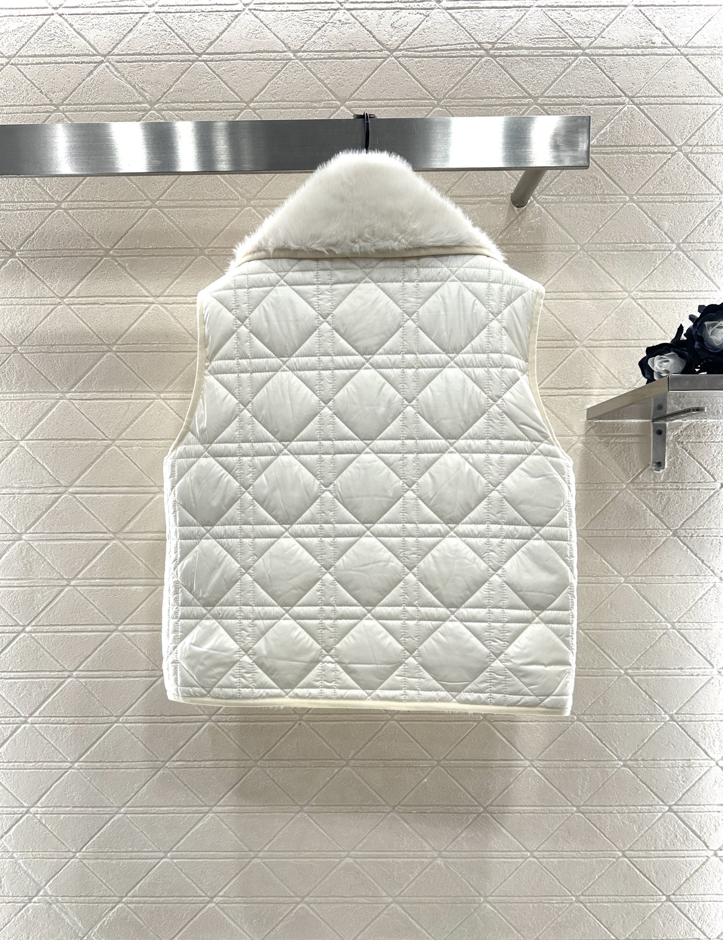 ♥Dio♥2025新品上架 两面穿马甲长裤棉服套装马甲两面穿设计,一侧饰以立体垂顺皮草毛绒材质,质感柔软