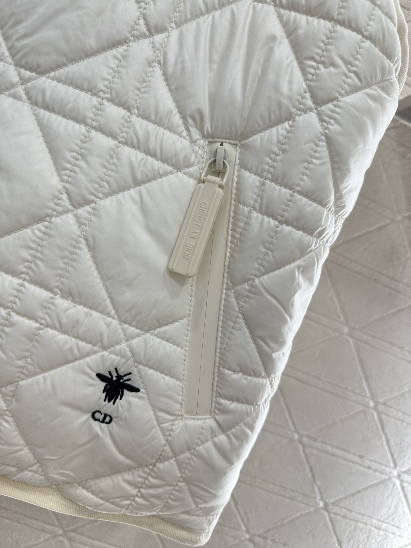 ♥Dio♥2025新品上架 两面穿马甲长裤棉服套装马甲两面穿设计,一侧饰以立体垂顺皮草毛绒材质,质感柔软