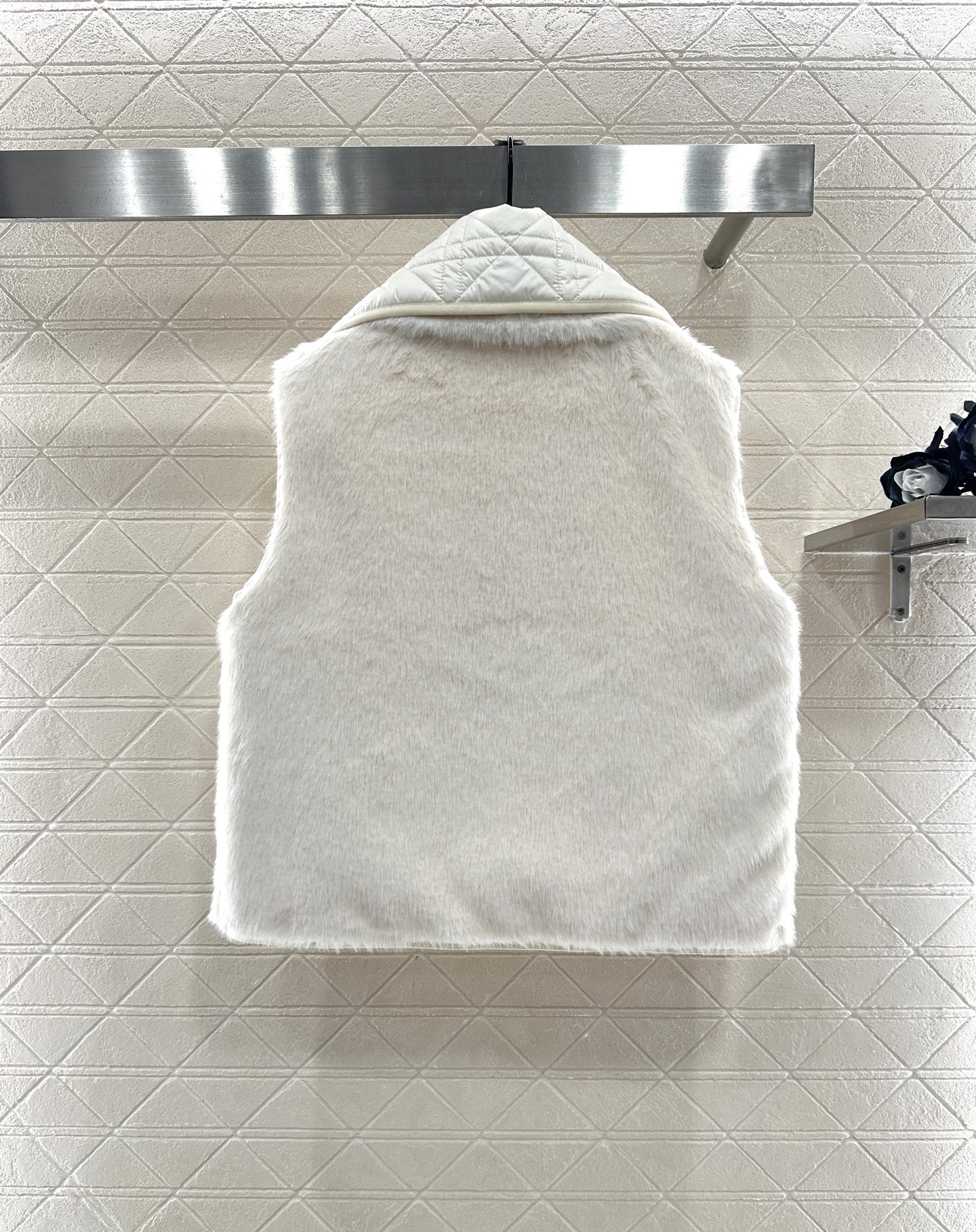 ♥Dio♥2025新品上架 两面穿马甲长裤棉服套装马甲两面穿设计,一侧饰以立体垂顺皮草毛绒材质,质感柔软