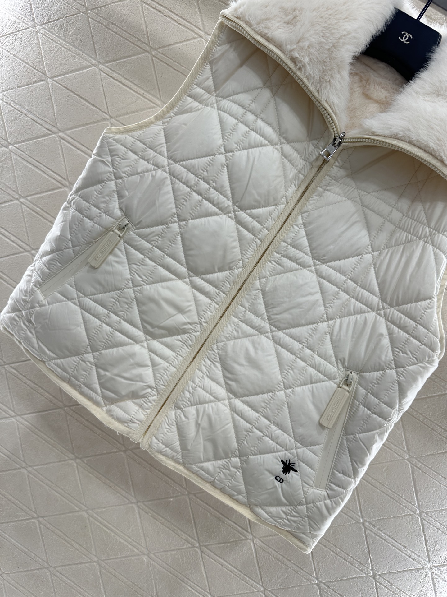 ♥Dio♥2025新品上架 两面穿马甲长裤棉服套装马甲两面穿设计,一侧饰以立体垂顺皮草毛绒材质,质感柔软