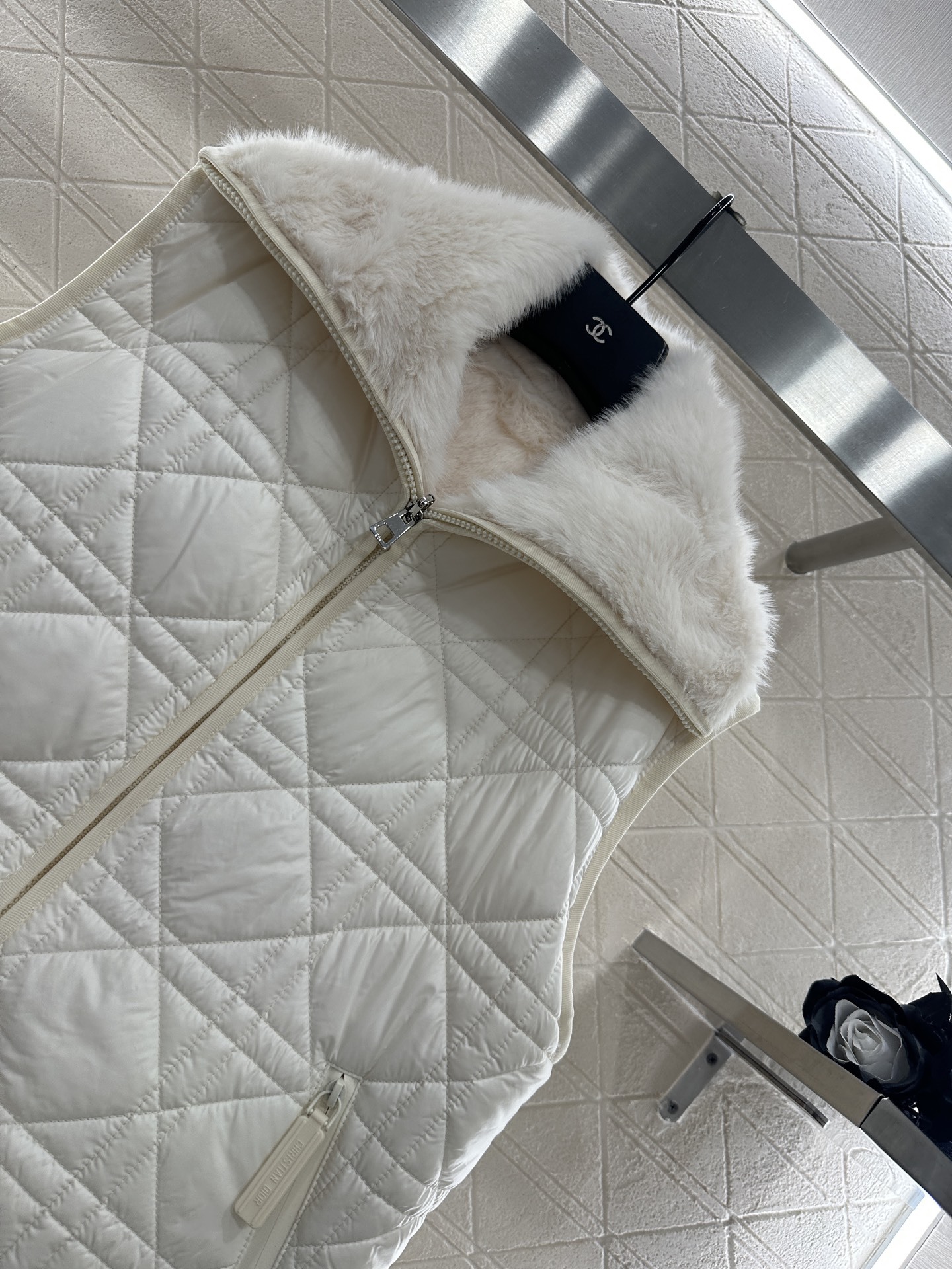 ♥Dio♥2025新品上架 两面穿马甲长裤棉服套装马甲两面穿设计,一侧饰以立体垂顺皮草毛绒材质,质感柔软