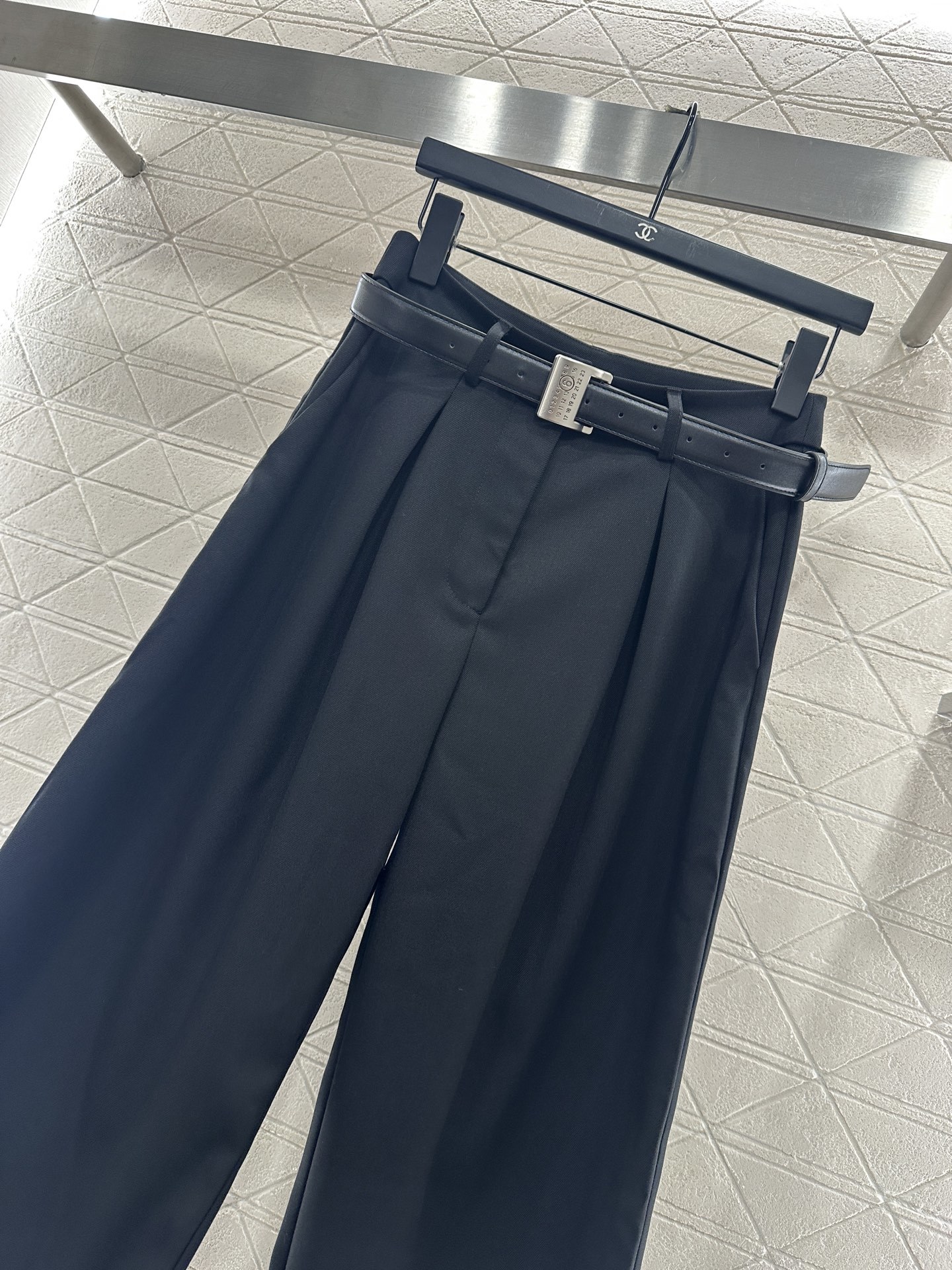 ♥MM6*♥2025新品上架 徽标腰带阔腿西装长裤定制YB进口人棉材质,质感光泽垂顺,穿搭松弛,阔腿直筒