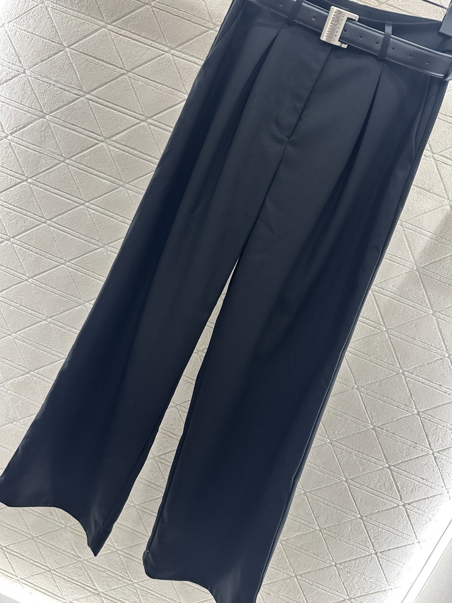 ♥MM6*♥2025新品上架 徽标腰带阔腿西装长裤定制YB进口人棉材质,质感光泽垂顺,穿搭松弛,阔腿直筒