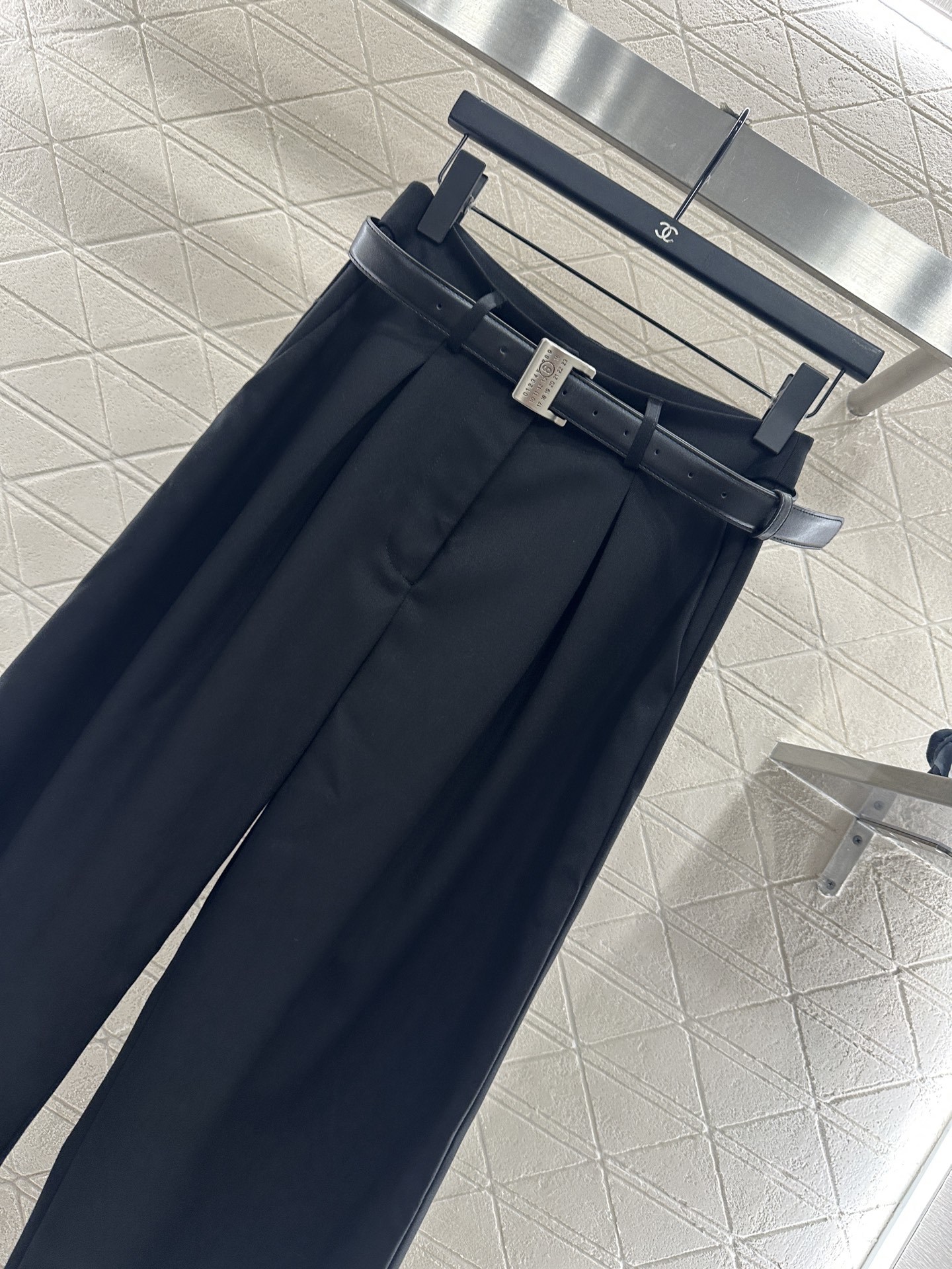 ♥MM6*♥2025新品上架 徽标腰带阔腿西装长裤定制YB进口人棉材质,质感光泽垂顺,穿搭松弛,阔腿直筒