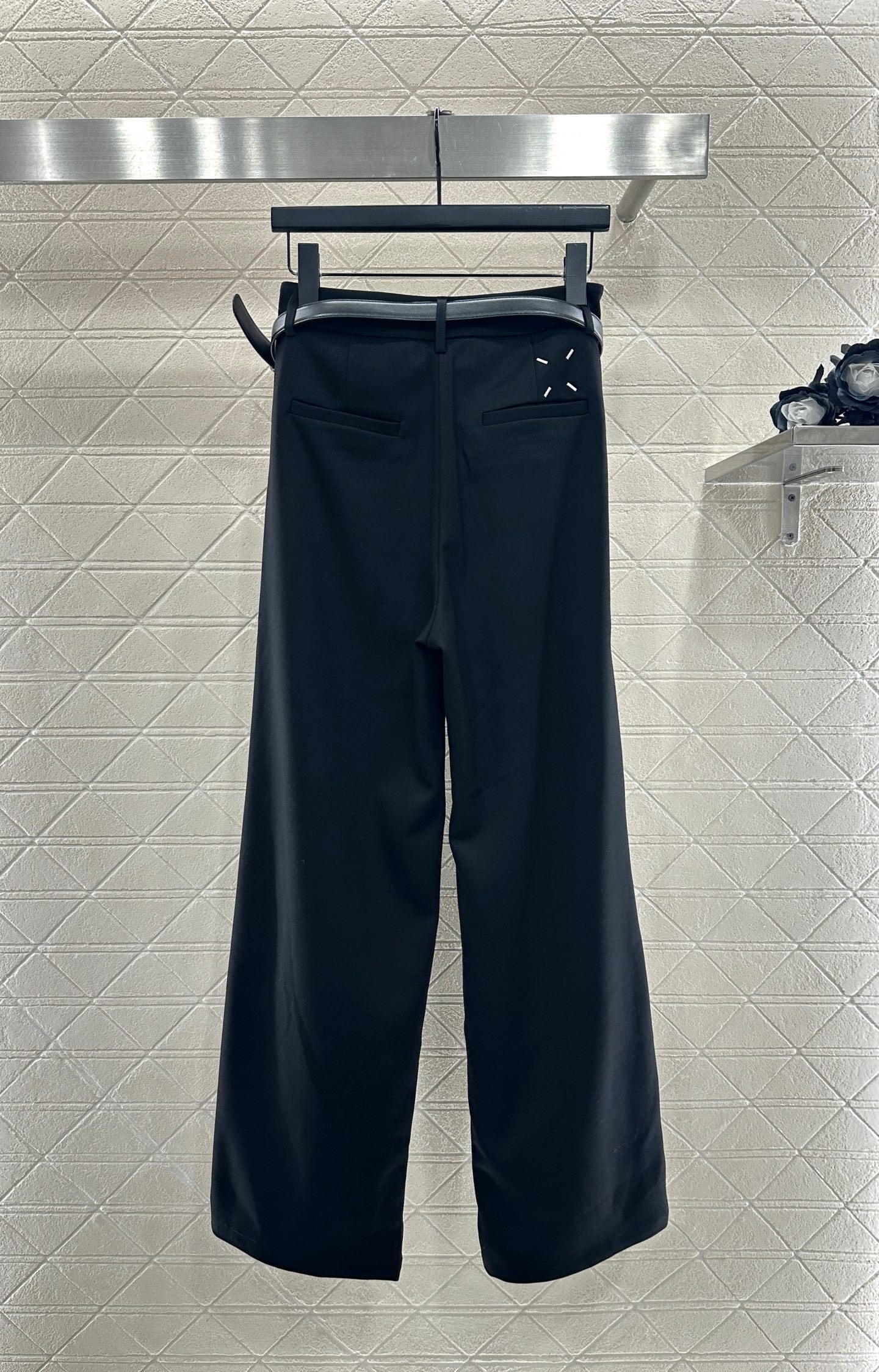 ♥MM6*♥2025新品上架 徽标腰带阔腿西装长裤定制YB进口人棉材质,质感光泽垂顺,穿搭松弛,阔腿直筒