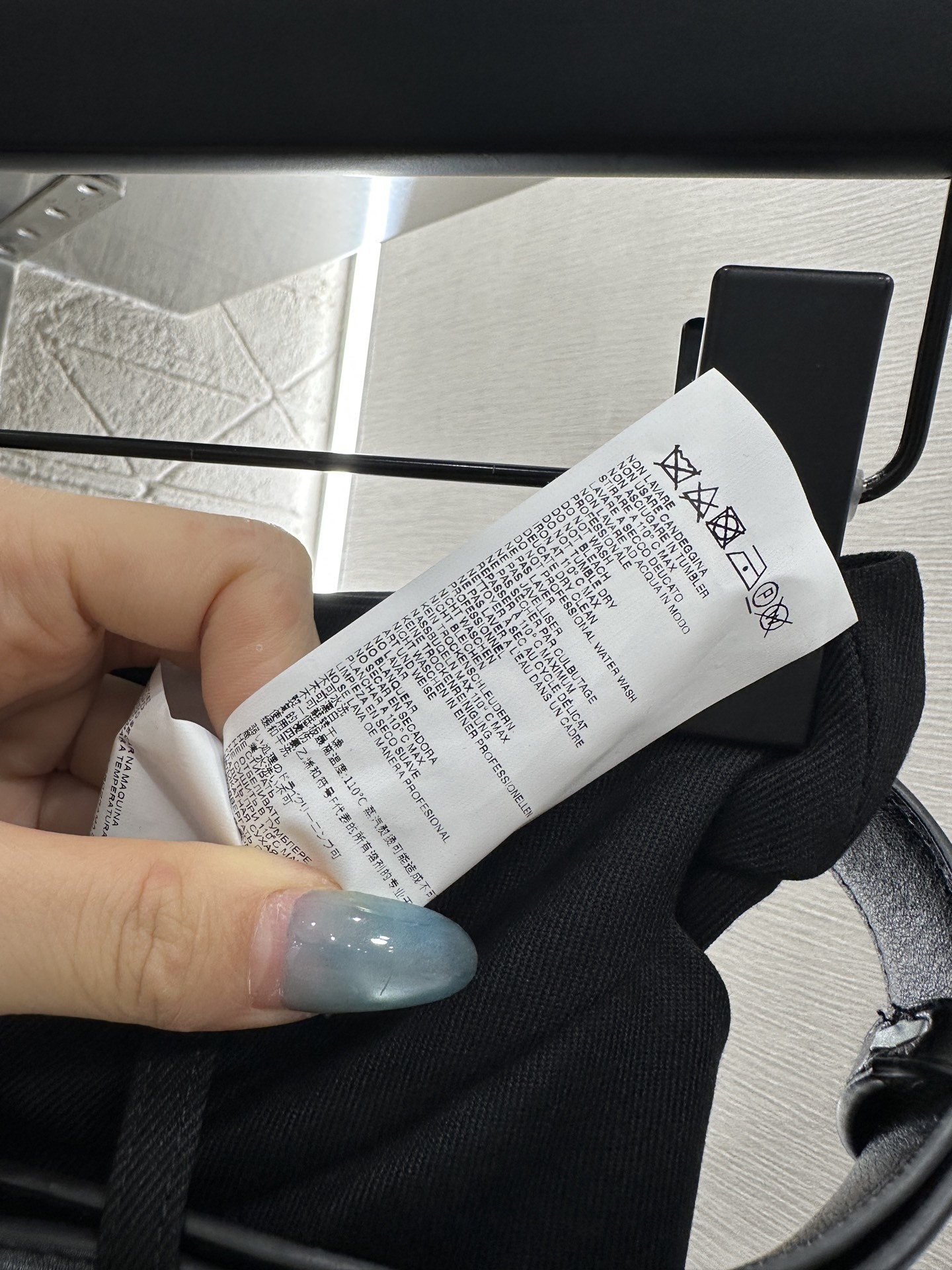 ♥MM6*♥2025新品上架 徽标腰带阔腿西装长裤定制YB进口人棉材质,质感光泽垂顺,穿搭松弛,阔腿直筒