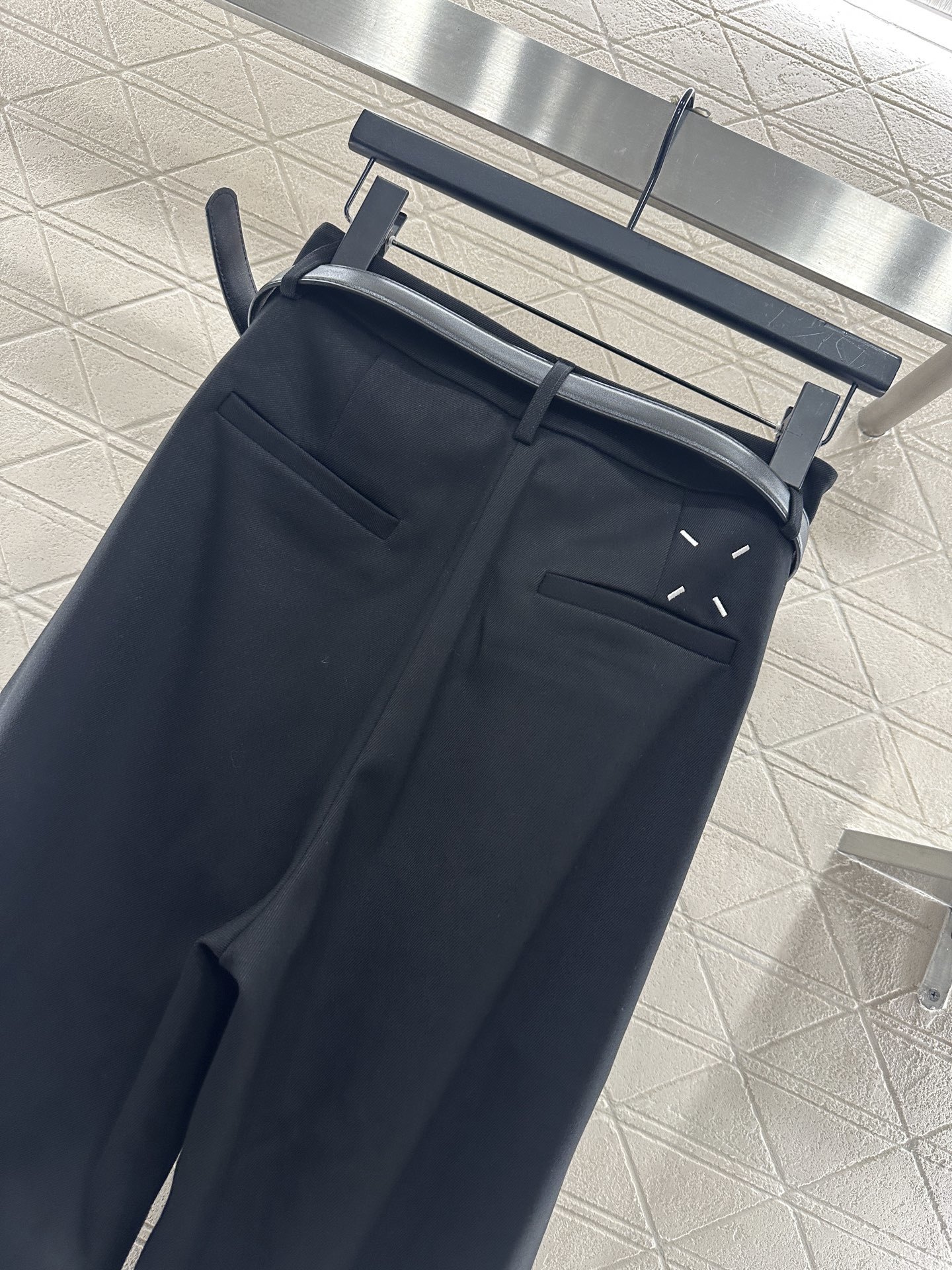 ♥MM6*♥2025新品上架 徽标腰带阔腿西装长裤定制YB进口人棉材质,质感光泽垂顺,穿搭松弛,阔腿直筒