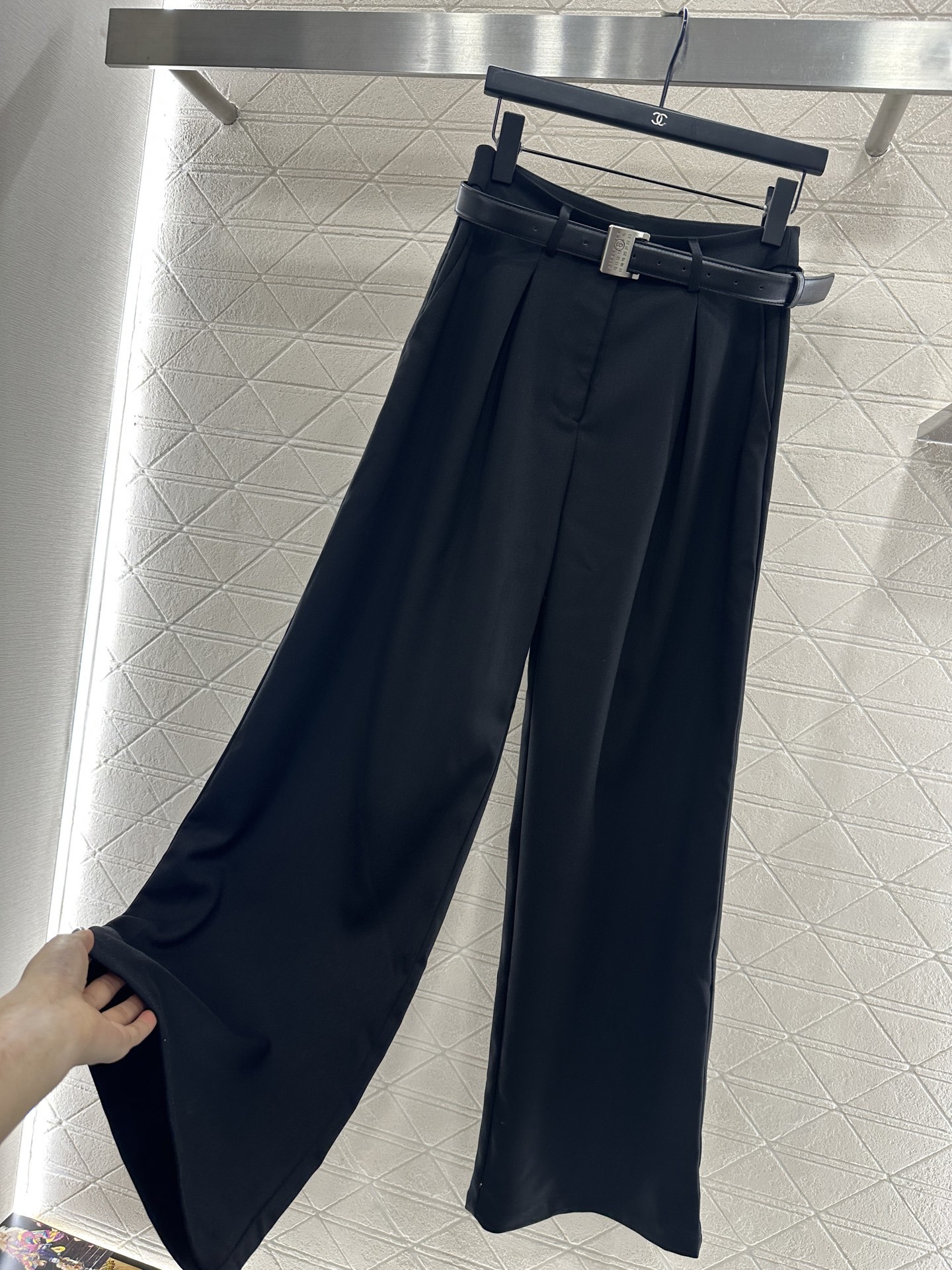 ♥MM6*♥2025新品上架 徽标腰带阔腿西装长裤定制YB进口人棉材质,质感光泽垂顺,穿搭松弛,阔腿直筒