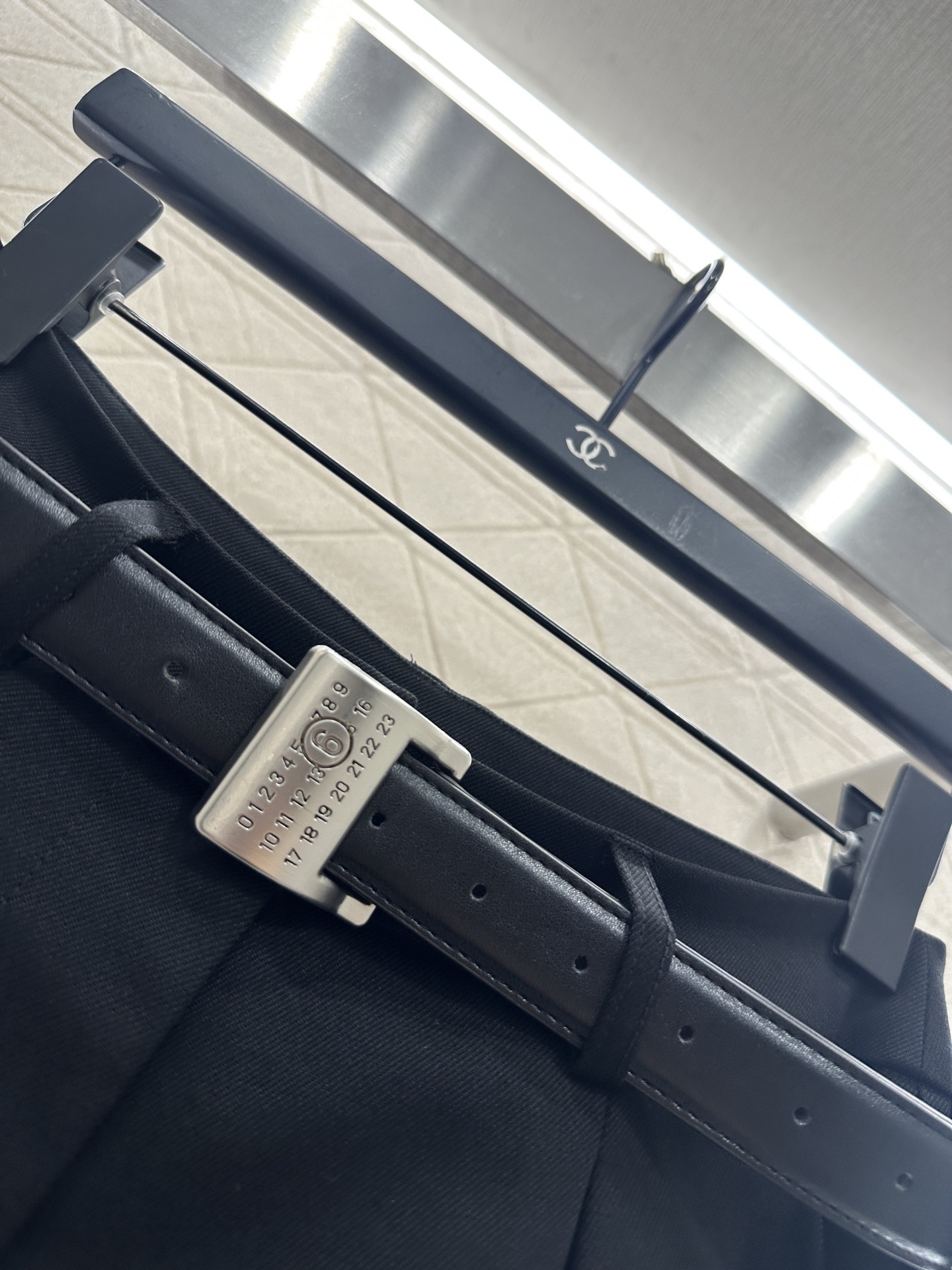 ♥MM6*♥2025新品上架 徽标腰带阔腿西装长裤定制YB进口人棉材质,质感光泽垂顺,穿搭松弛,阔腿直筒