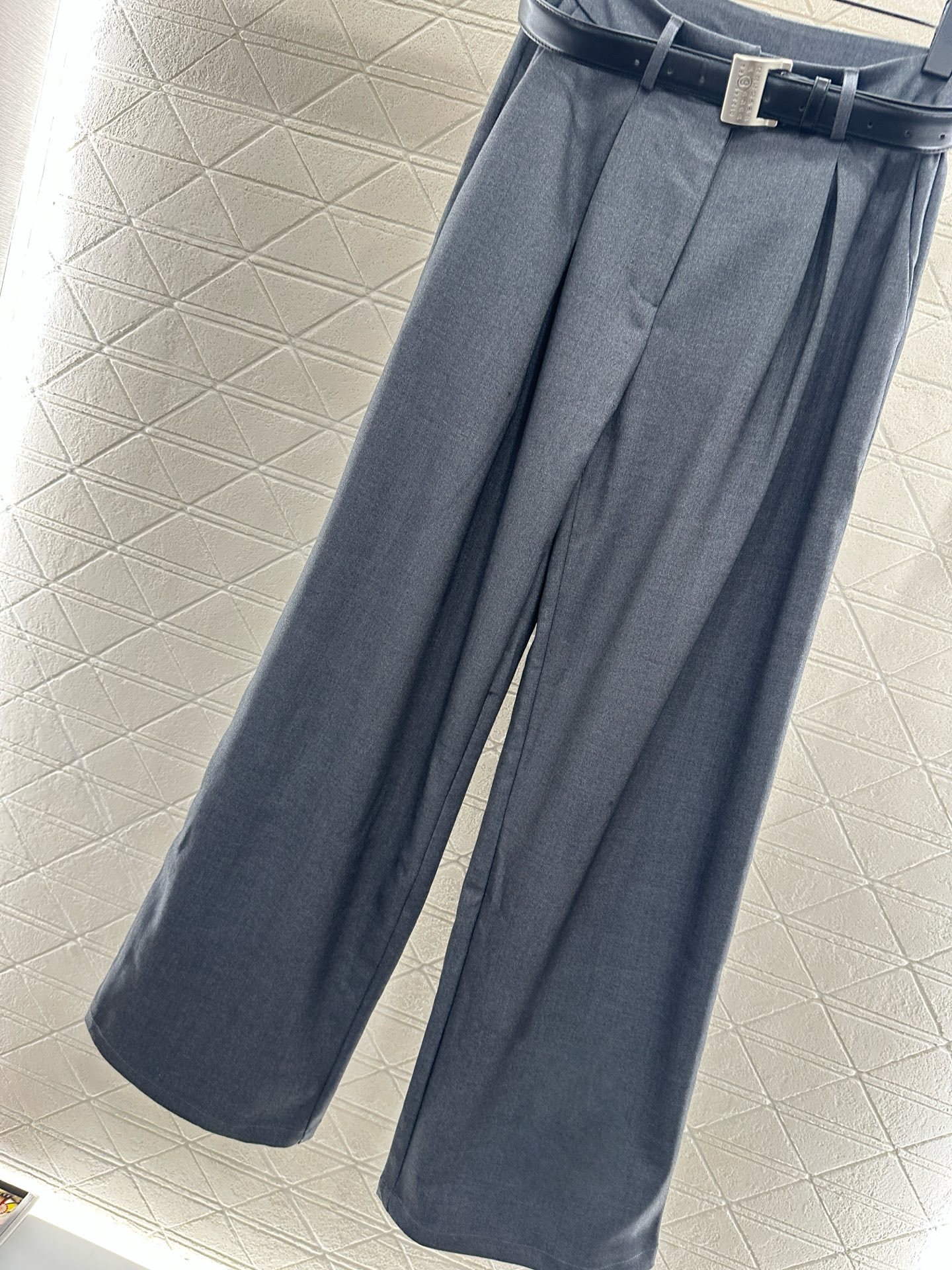 ♥MM6*♥2025新品上架 徽标腰带阔腿西装长裤定制YB进口人棉材质,质感光泽垂顺,穿搭松弛,阔腿直筒