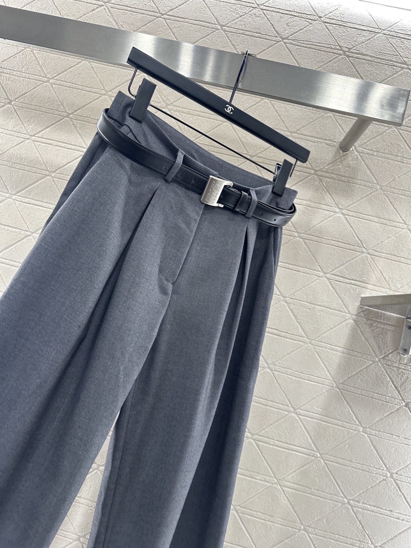 ♥MM6*♥2025新品上架 徽标腰带阔腿西装长裤定制YB进口人棉材质,质感光泽垂顺,穿搭松弛,阔腿直筒