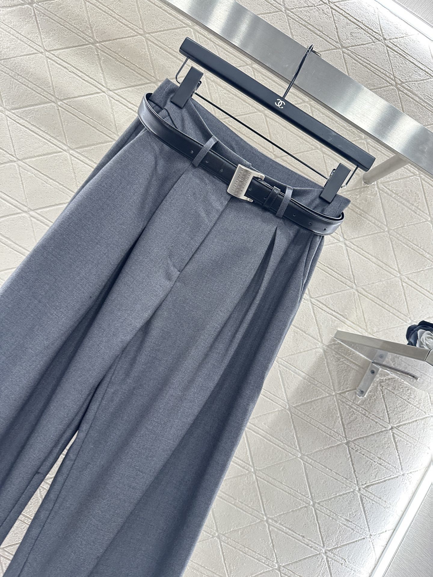 ♥MM6*♥2025新品上架 徽标腰带阔腿西装长裤定制YB进口人棉材质,质感光泽垂顺,穿搭松弛,阔腿直筒