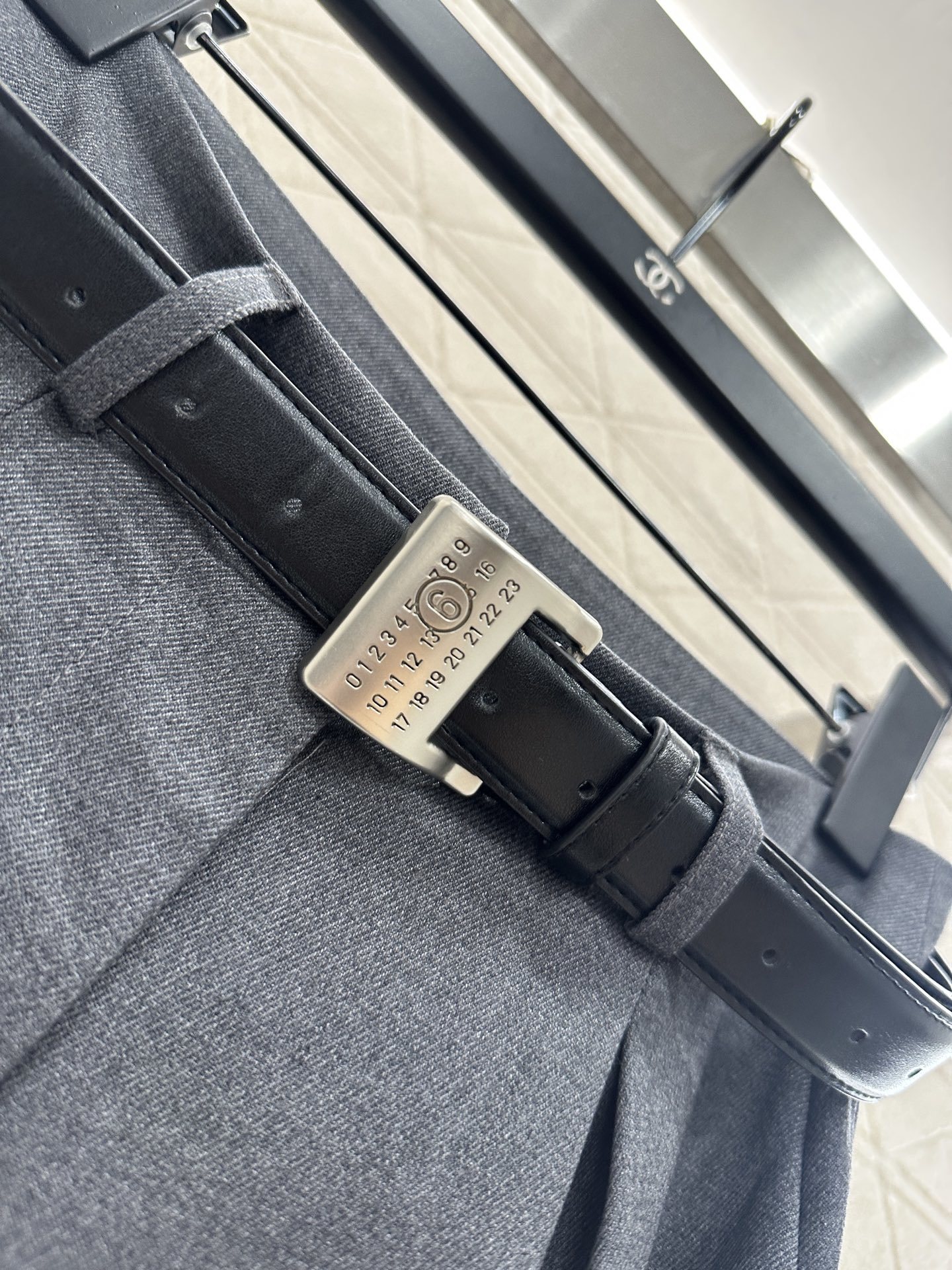 ♥MM6*♥2025新品上架 徽标腰带阔腿西装长裤定制YB进口人棉材质,质感光泽垂顺,穿搭松弛,阔腿直筒