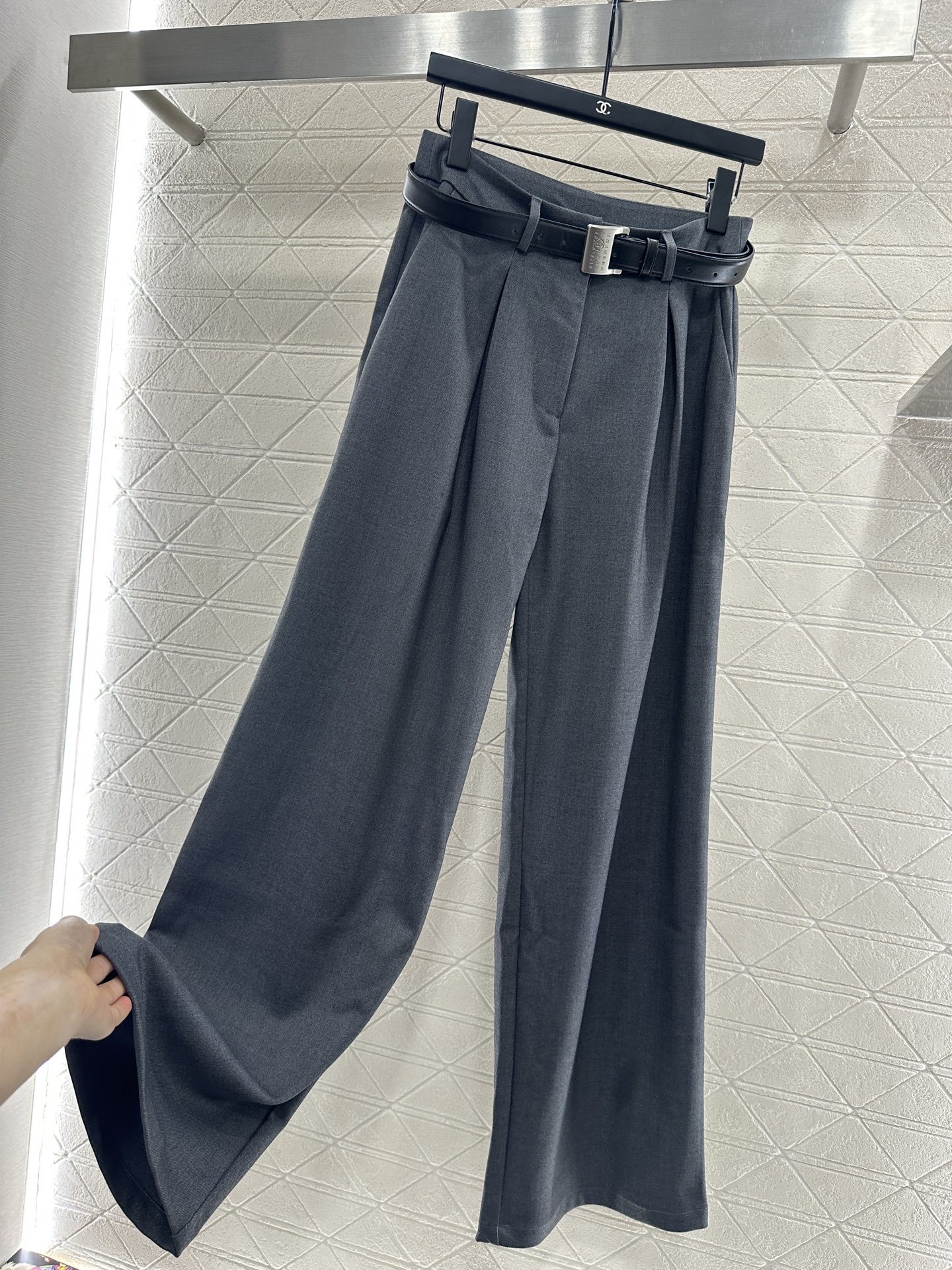 ♥MM6*♥2025新品上架 徽标腰带阔腿西装长裤定制YB进口人棉材质,质感光泽垂顺,穿搭松弛,阔腿直筒