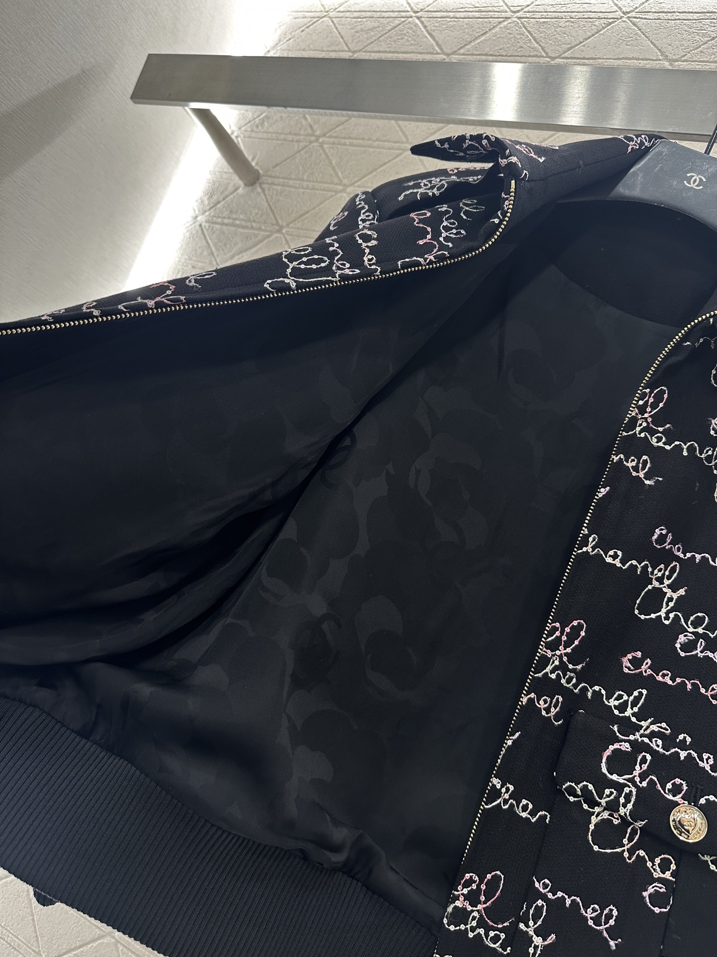 ♥Chane*♥2025新品上架 提花棉服外套短裤套装定制YB百分百羊毛材质,利用刺绣➕亮片呈现出复古提