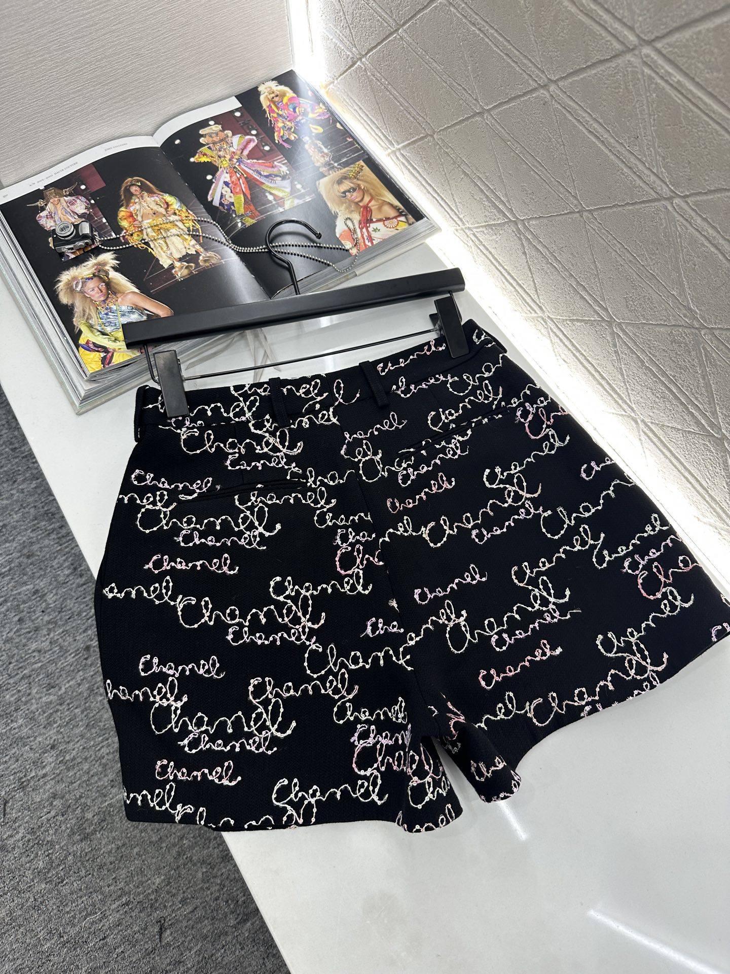 ♥Chane*♥2025新品上架 提花棉服外套短裤套装定制YB百分百羊毛材质,利用刺绣➕亮片呈现出复古提
