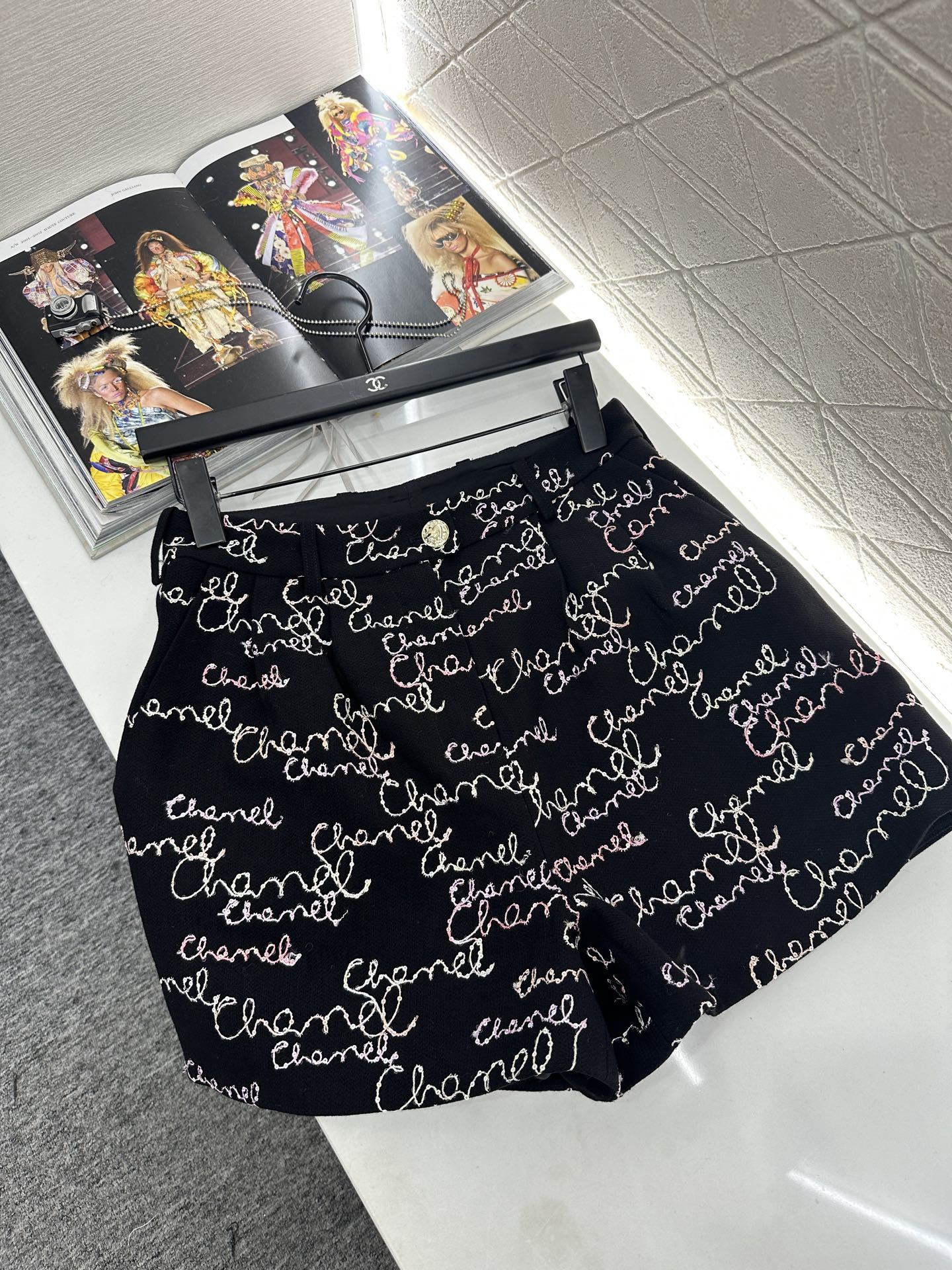 ♥Chane*♥2025新品上架 提花棉服外套短裤套装定制YB百分百羊毛材质,利用刺绣➕亮片呈现出复古提