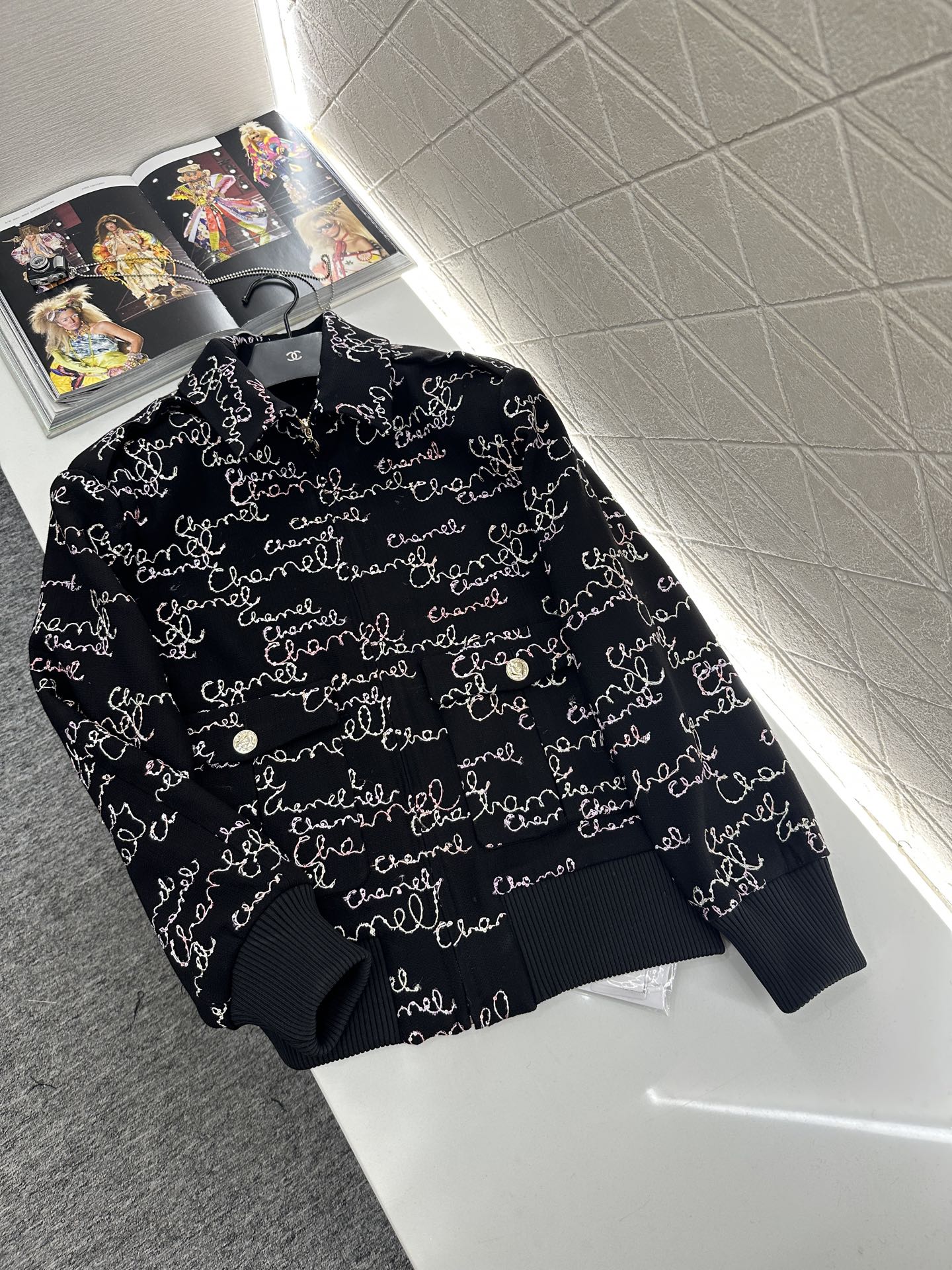 ♥Chane*♥2025新品上架 提花棉服外套短裤套装定制YB百分百羊毛材质，利用刺绣➕亮片呈现出复古提