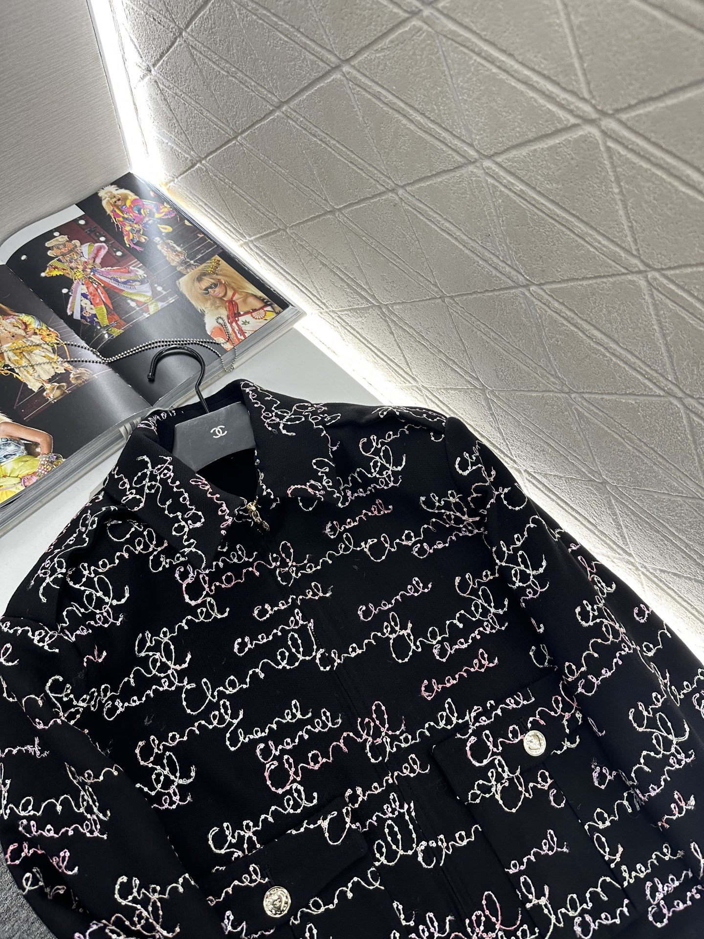 ♥Chane*♥2025新品上架 提花棉服外套短裤套装定制YB百分百羊毛材质,利用刺绣➕亮片呈现出复古提