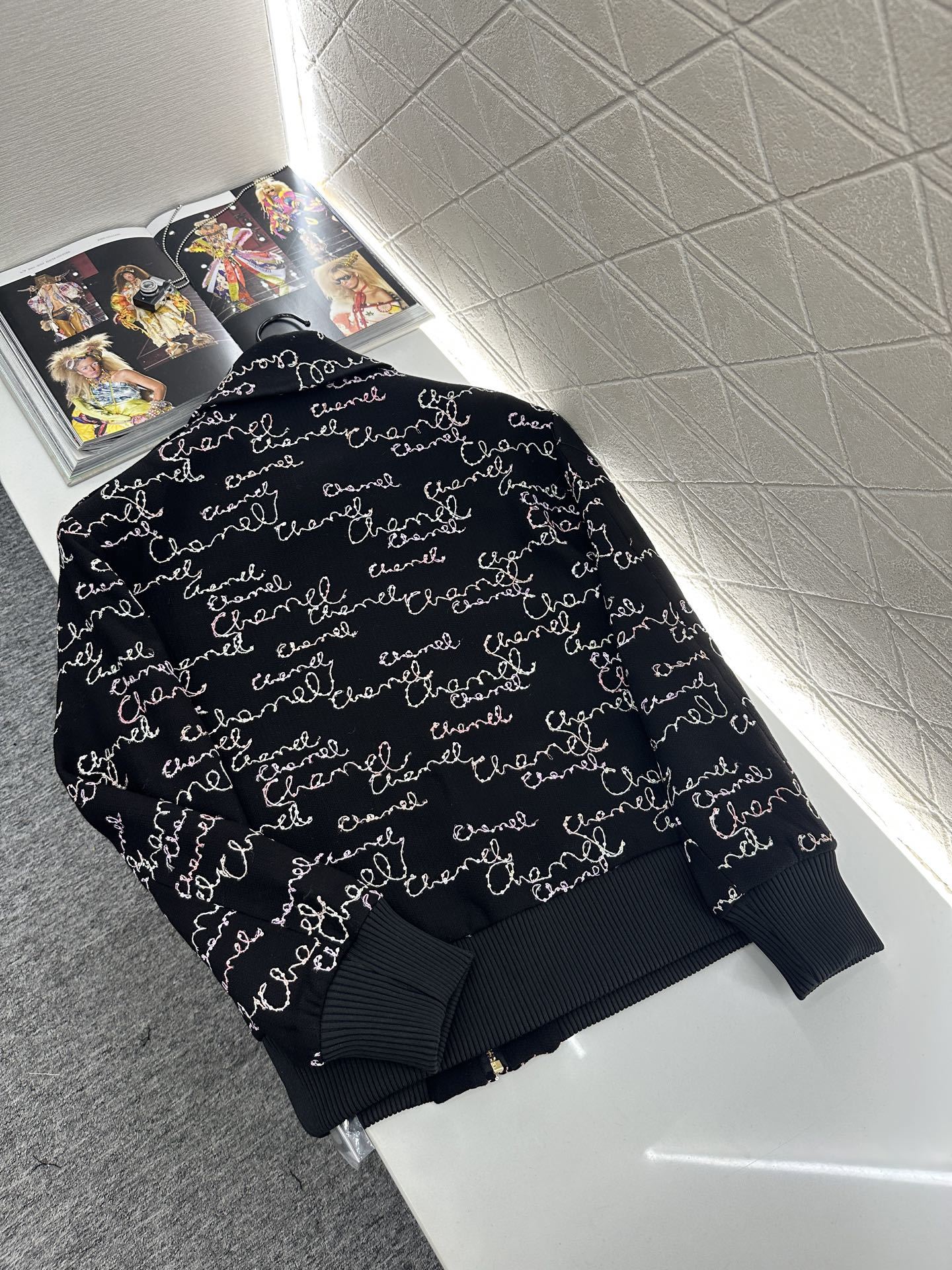 ♥Chane*♥2025新品上架 提花棉服外套短裤套装定制YB百分百羊毛材质,利用刺绣➕亮片呈现出复古提