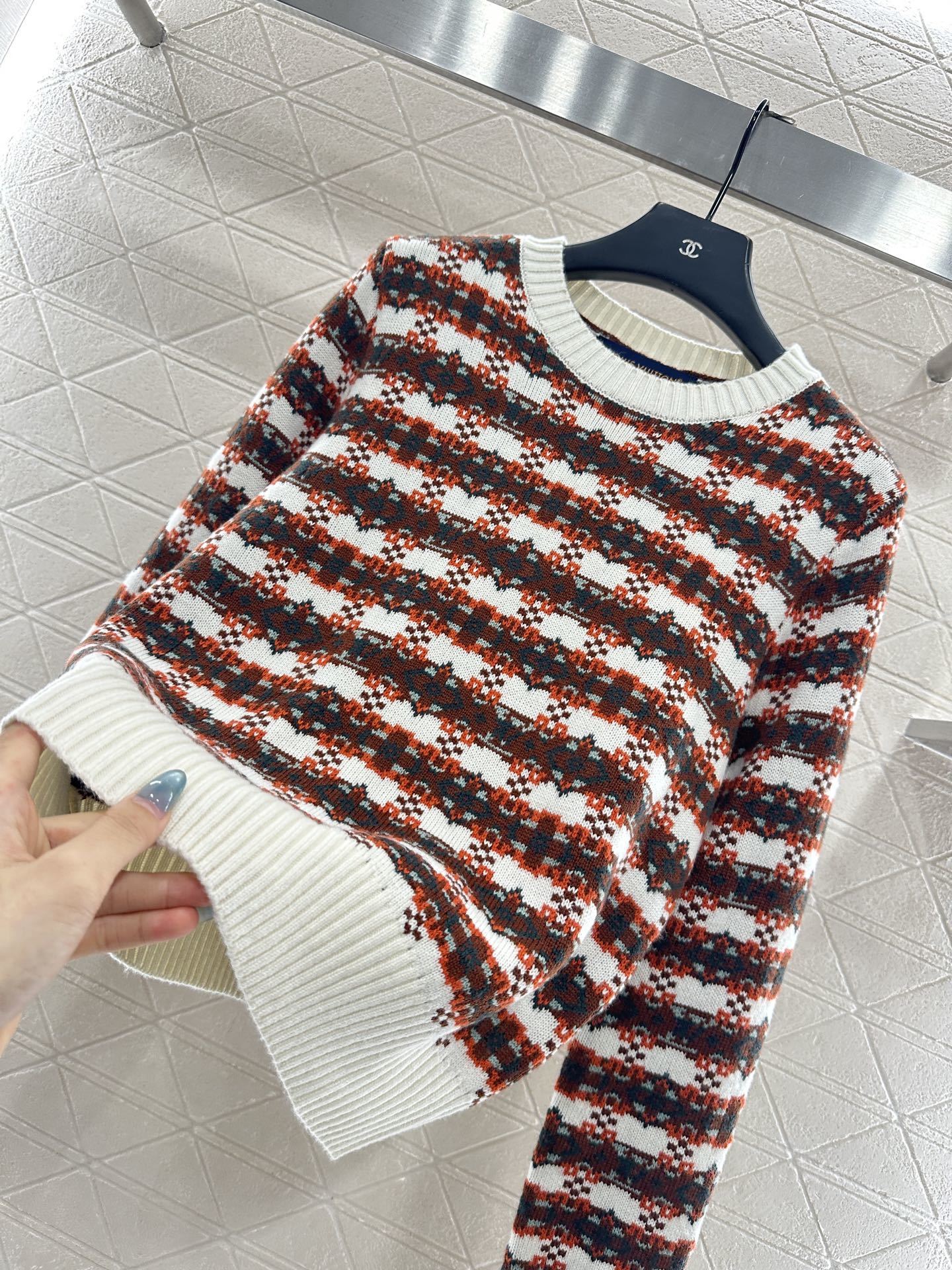 ♥Louis vuitto*♥2025新品上架 圆领针织套头毛衣定制YB羊毛纱线织造,质感光泽,柔软亲肤