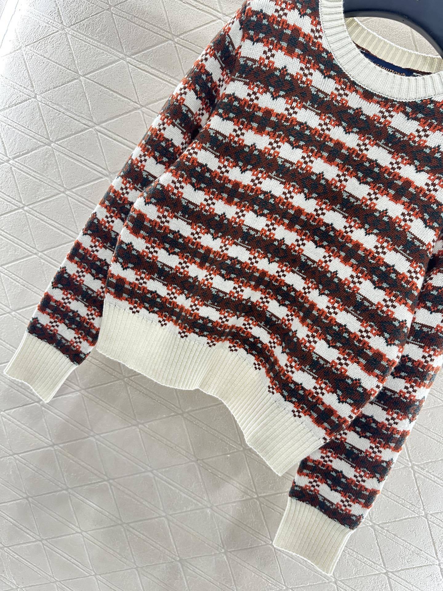 ♥Louis vuitto*♥2025新品上架 圆领针织套头毛衣定制YB羊毛纱线织造,质感光泽,柔软亲肤