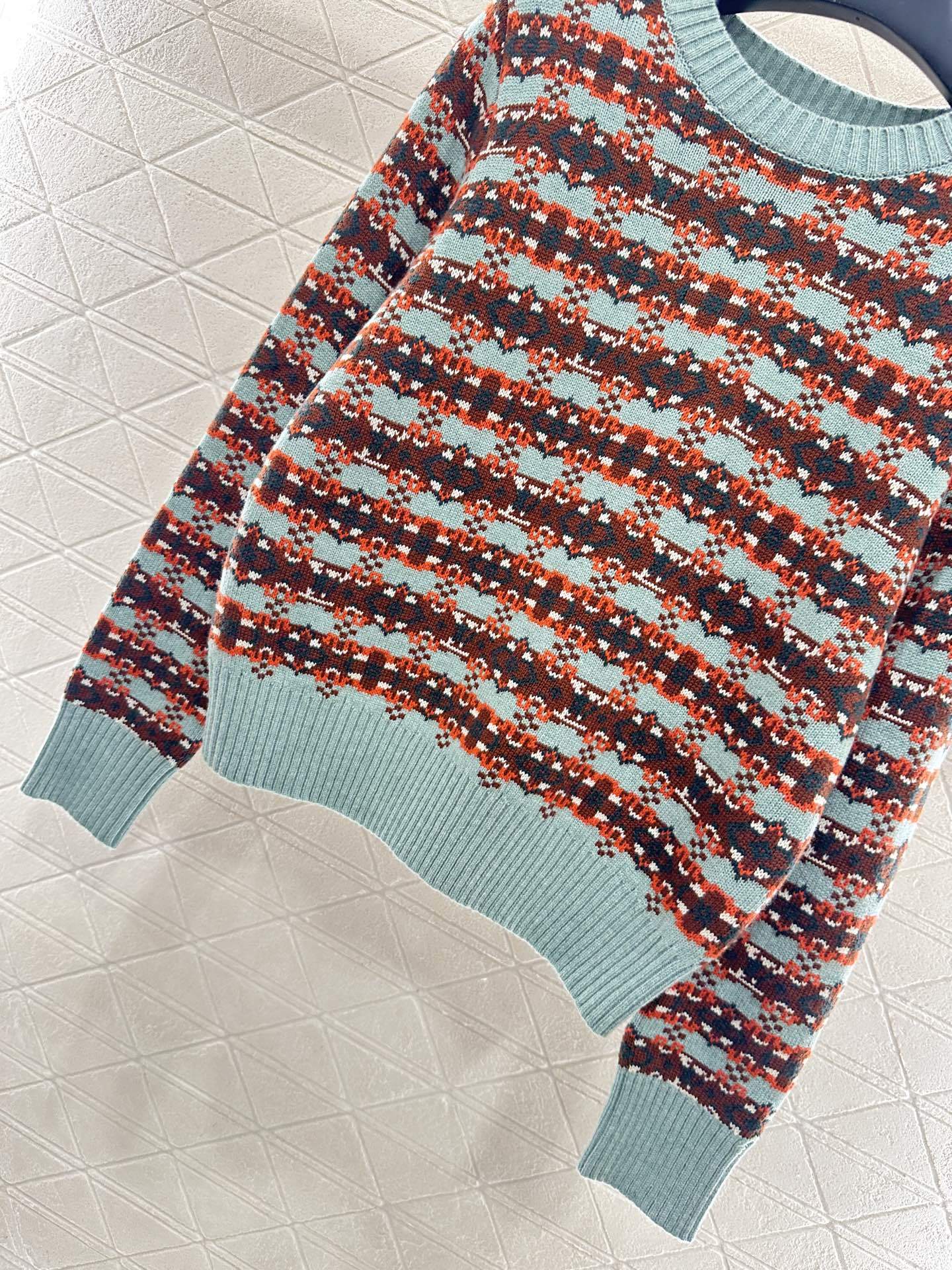 ♥Louis vuitto*♥2025新品上架 圆领针织套头毛衣定制YB羊毛纱线织造,质感光泽,柔软亲肤