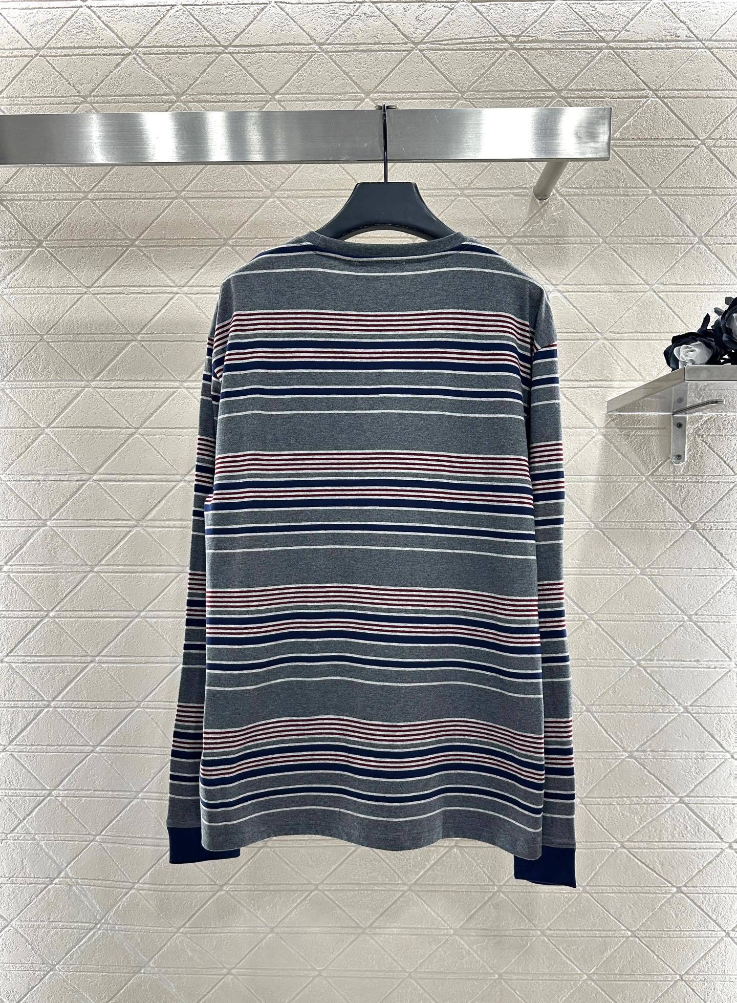 ♥Miumi*♥2025新品上架 廓形条纹长袖定制YB斜纹全棉材质,质感光泽,弹力十足,圆领长袖上衣裁剪