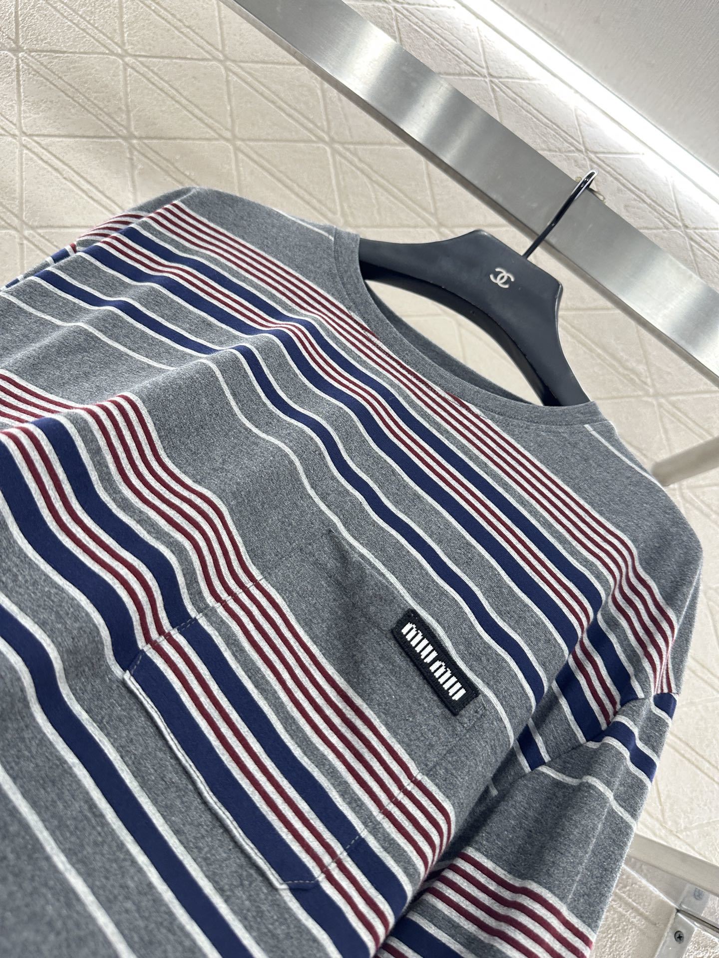 ♥Miumi*♥2025新品上架 廓形条纹长袖定制YB斜纹全棉材质,质感光泽,弹力十足,圆领长袖上衣裁剪