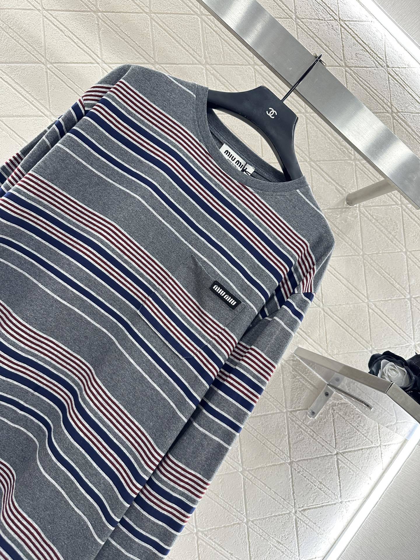 ♥Miumi*♥2025新品上架 廓形条纹长袖定制YB斜纹全棉材质,质感光泽,弹力十足,圆领长袖上衣裁剪