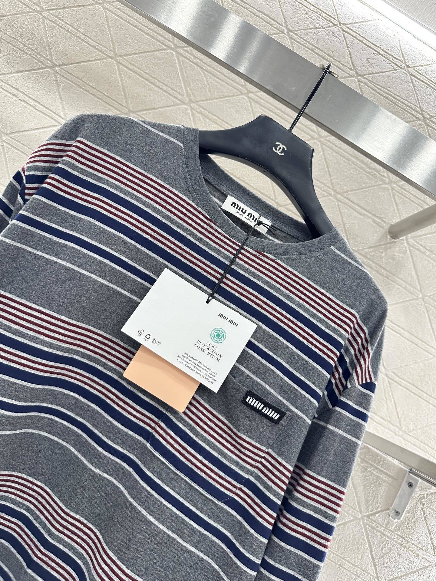 ♥Miumi*♥2025新品上架 廓形条纹长袖定制YB斜纹全棉材质,质感光泽,弹力十足,圆领长袖上衣裁剪