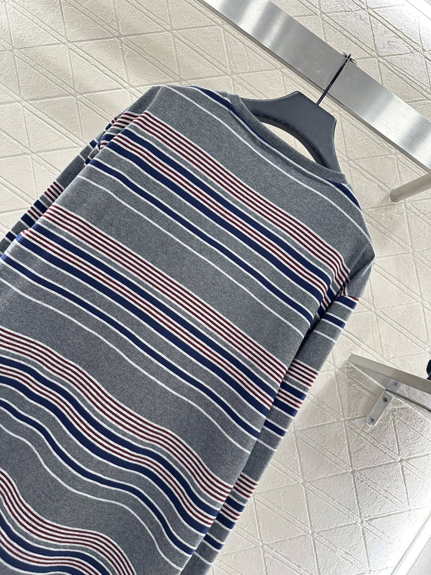 ♥Miumi*♥2025新品上架 廓形条纹长袖定制YB斜纹全棉材质,质感光泽,弹力十足,圆领长袖上衣裁剪